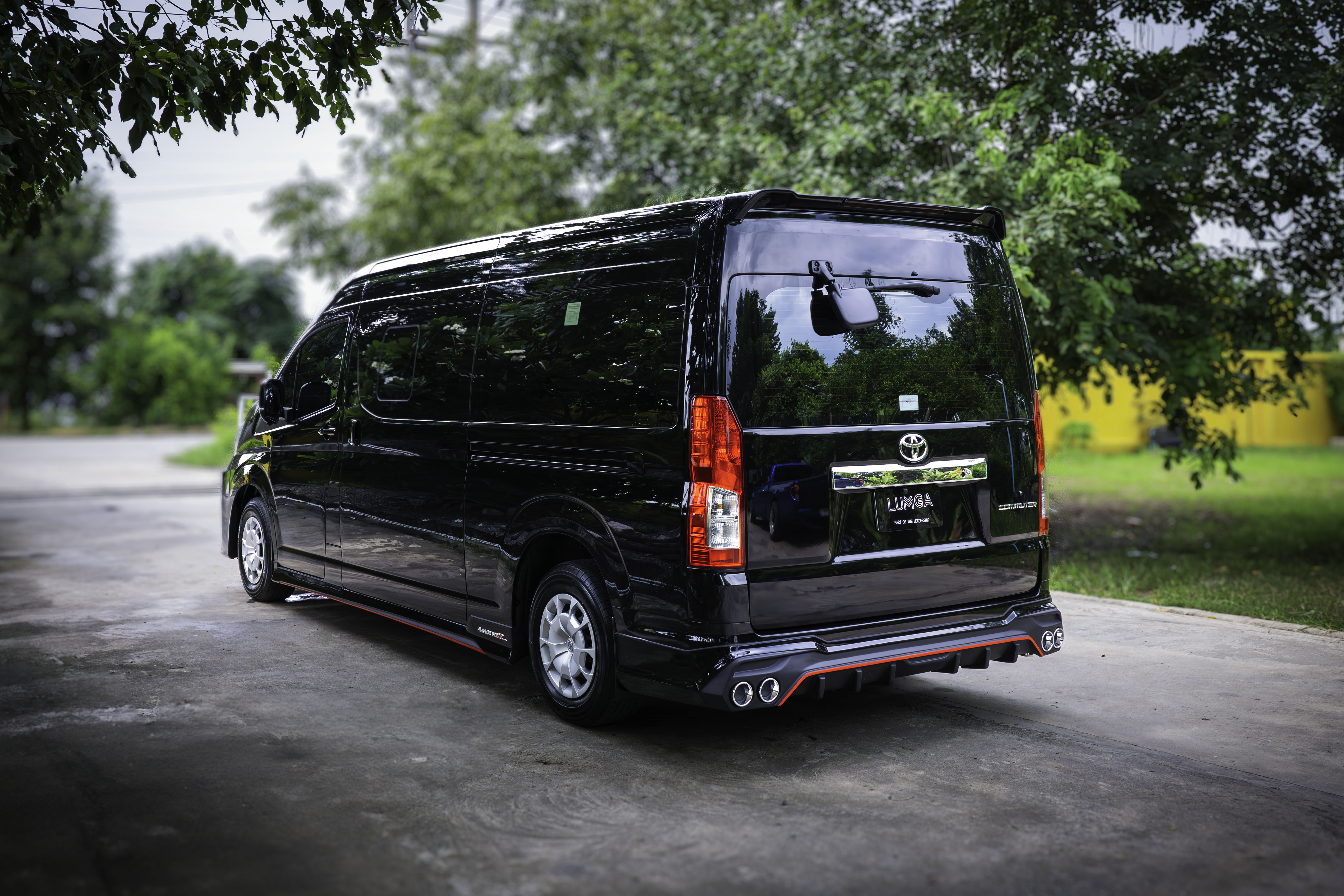 ชุดแต่ง Toyota Commuter 2019 สเกิร์ตหน้าสไตล์ Lumga (ลัมกา) 1 ชุด 4-6 ชิ้น