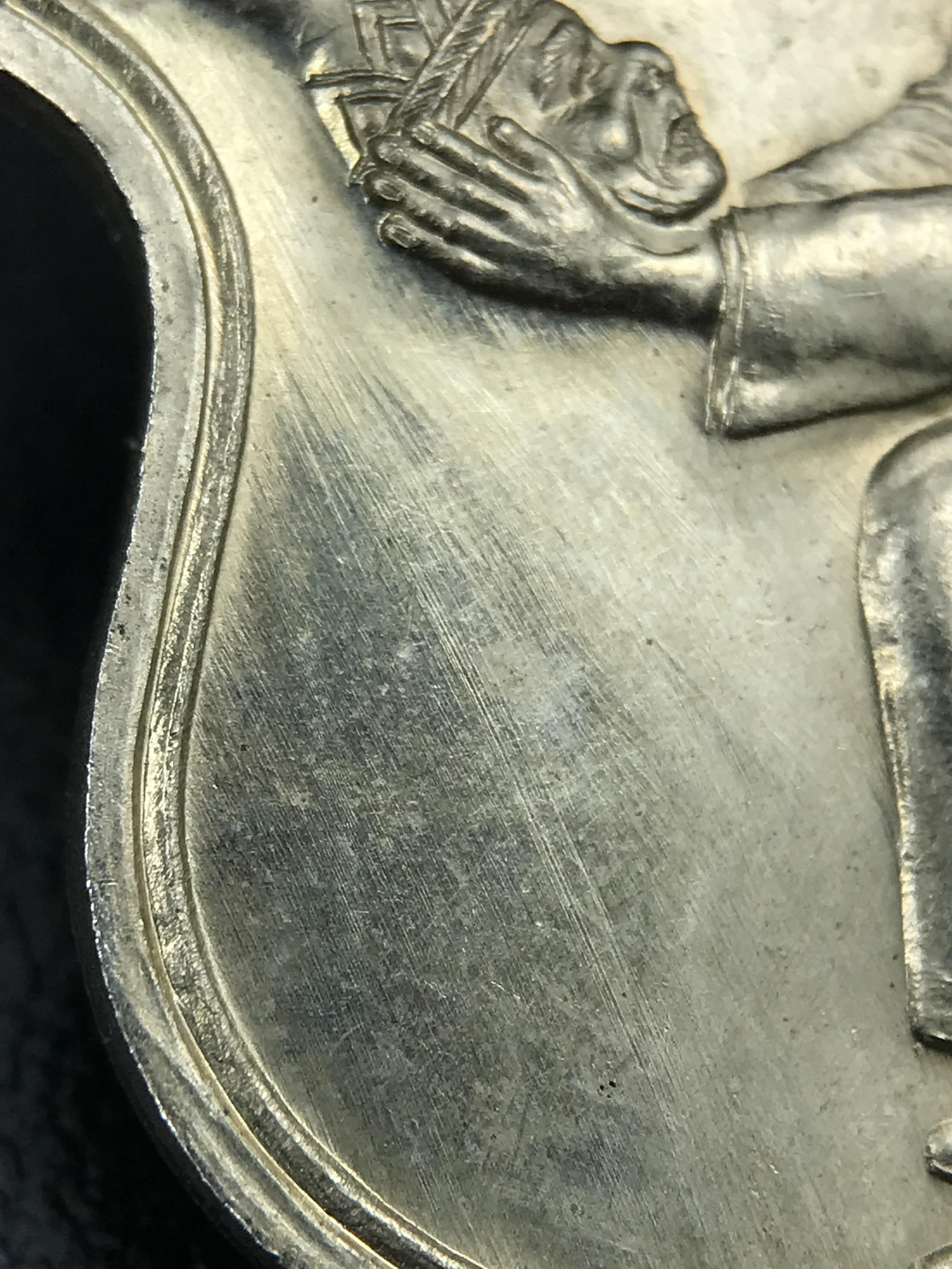 เหรียญครอบครูช่างหลวง(ในหลวงทรงดนตรี) เนื้ออัลปาก้า ปี 2550(หายาก)สุดยอดแห่งความหายากมีหมุนเวียนให้เห็นน้อยมากเป็นอีกหนึ่งรุ่นยอดนิยมของเสด็จพ่อร.9เหรียญนี้สวยมากผิวน้ำทองทั่วทั้งเหรียญ