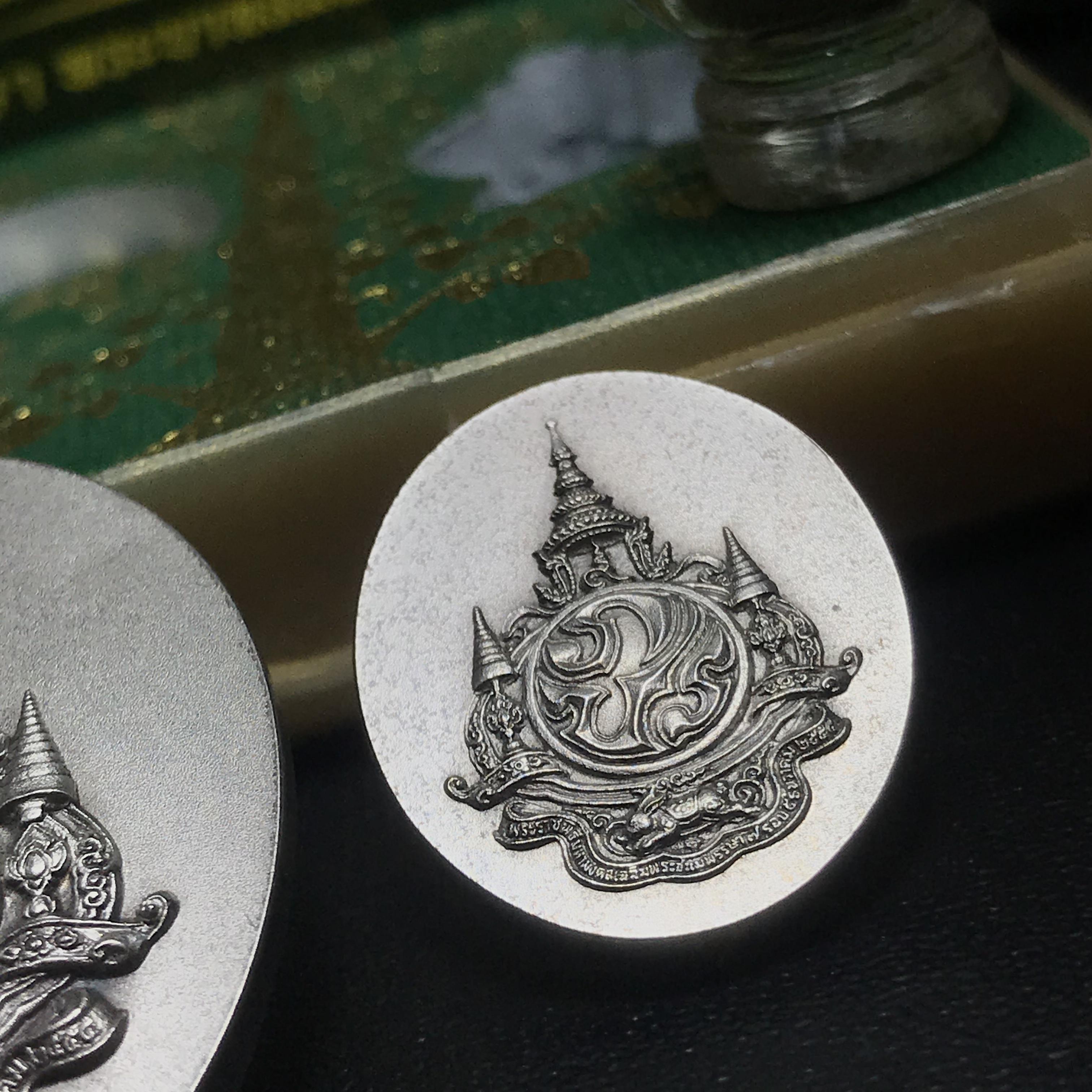 เหรียญพระบรมรูปหล่อพระบาทสมเด็จพระเจ้าอยู่หัว 84 พรรษา เนื้อเงินรมดำขัดวินอล พิมพ์ใหญ่+พิมพ์เล็ก(บรรจุมวลสาร จิตรลดา เส้นเกศาในหลวงรัชกาลที่9 พระราชทาน ลงในใจกลางเหรียญ)