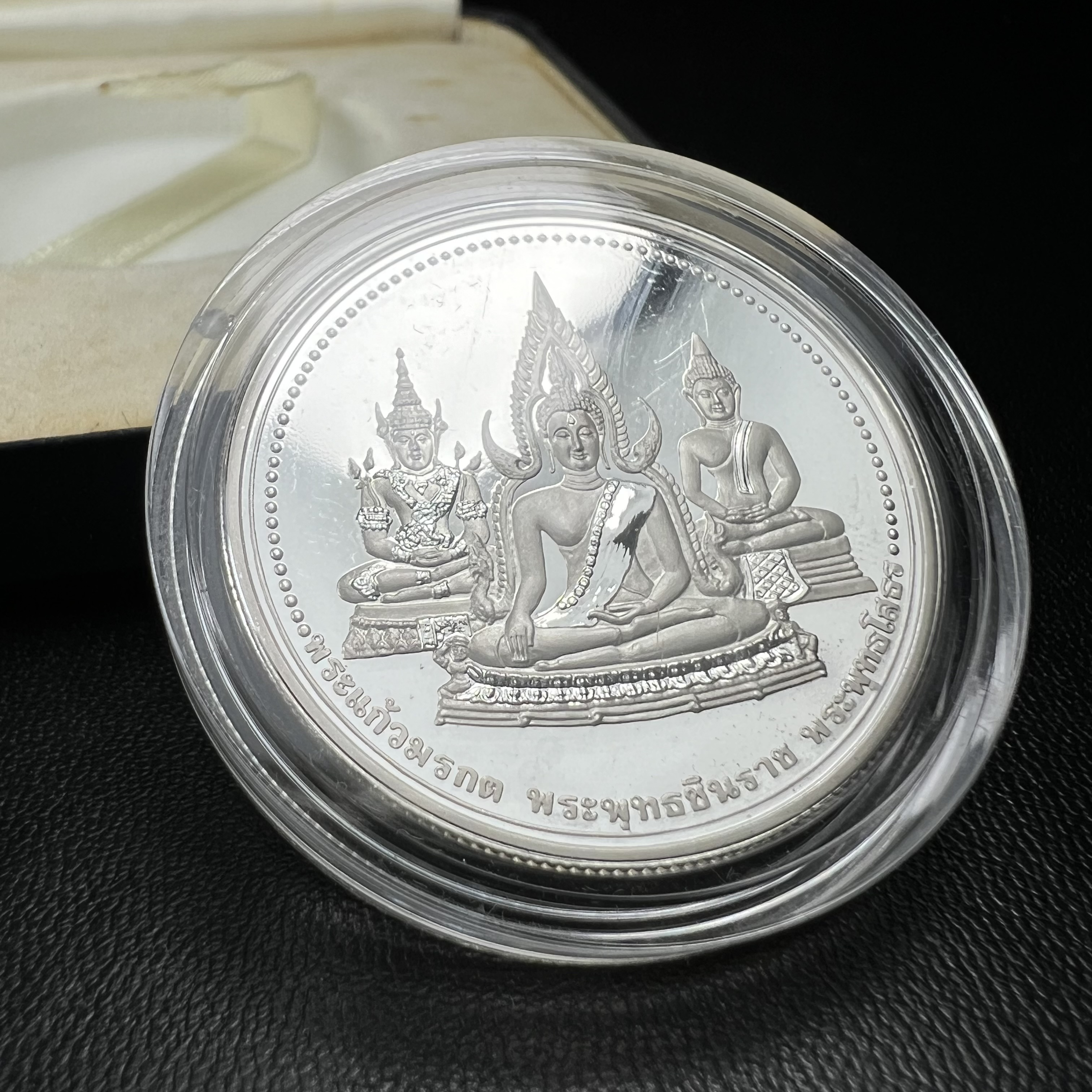 เหรียญพระแก้วมรกต พระพุทธชินราช พระพุทธโสธร รุ่นพุทธบารมี ปี 2540 เนื้อเงินขัดเงา 99.9% พร้อมกล่องบรรจุเดิม พิธีพุทธาภิเษก 2 พิธี มหามงคล (พระพุทธคู่บ้านคู่เมือง รูปแบบเหรียญสวยงดงามมาก พิธีใหญ่ เป็นที่นิยม)สร้างน้อยหายาก 1 ใน 500 เหรียญ