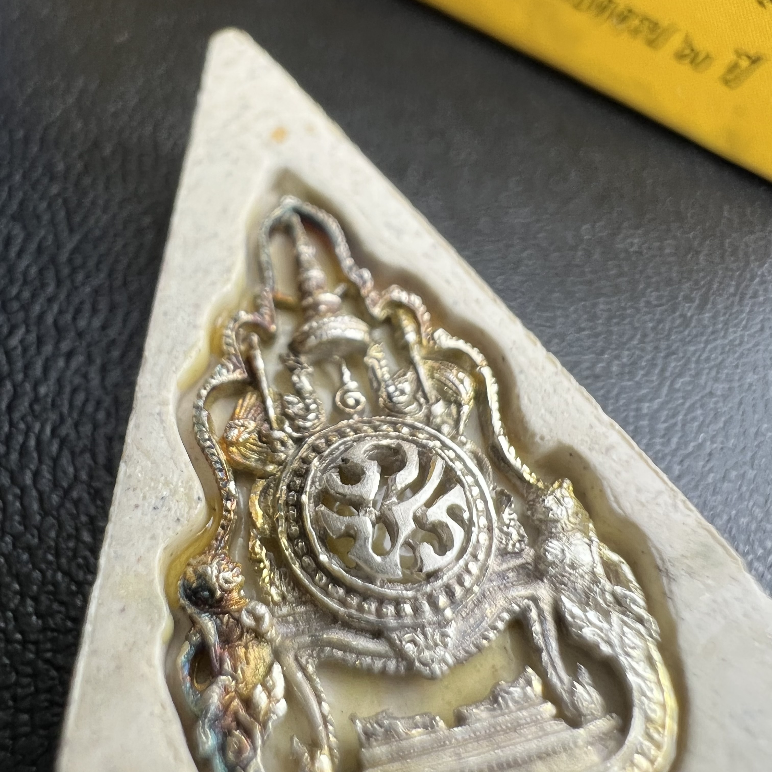 พระแก้วมรกต(จำลอง)ทรงเครื่องฤดูร้อน พระผงบูชา ด้านหน้าปิดทอง ด้านหลังตราสัญลักษณ์ฉลองสิริราชสมบัติครบ 60ปี เนื้อเงิน(รุ่นนี้ได้พระราชทานเส้นพระเจ้า(เส้นผม)รัชกาลที่9ในการจัดสร้าง)