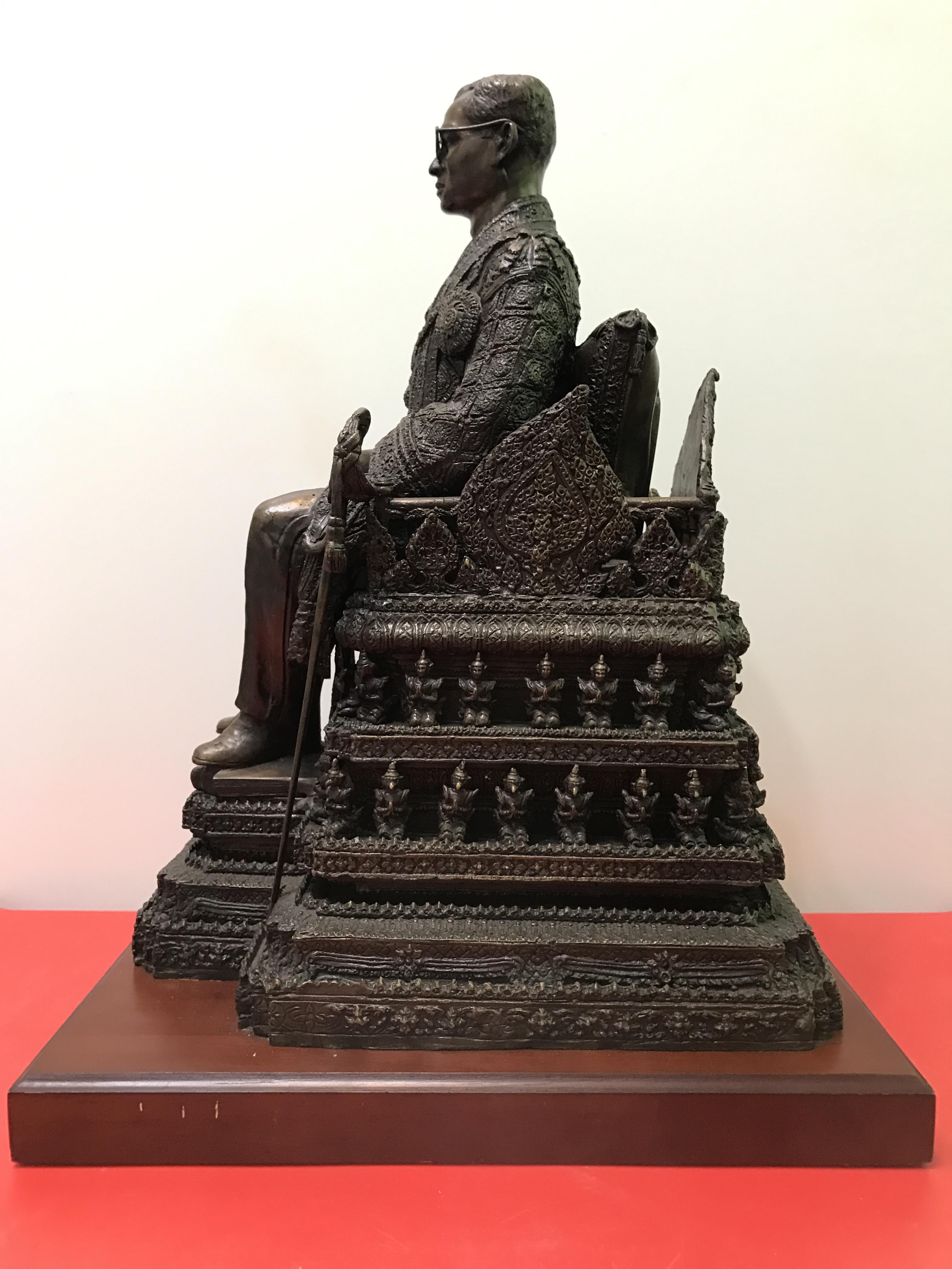 พระบรมรูปพระบาทสมเด็จพระเจ้าอยู่หัวรัชกาลที่9(นั่งบัลลังก์) กระทรวงมหาดไทยจัดสร้าง ปี2539