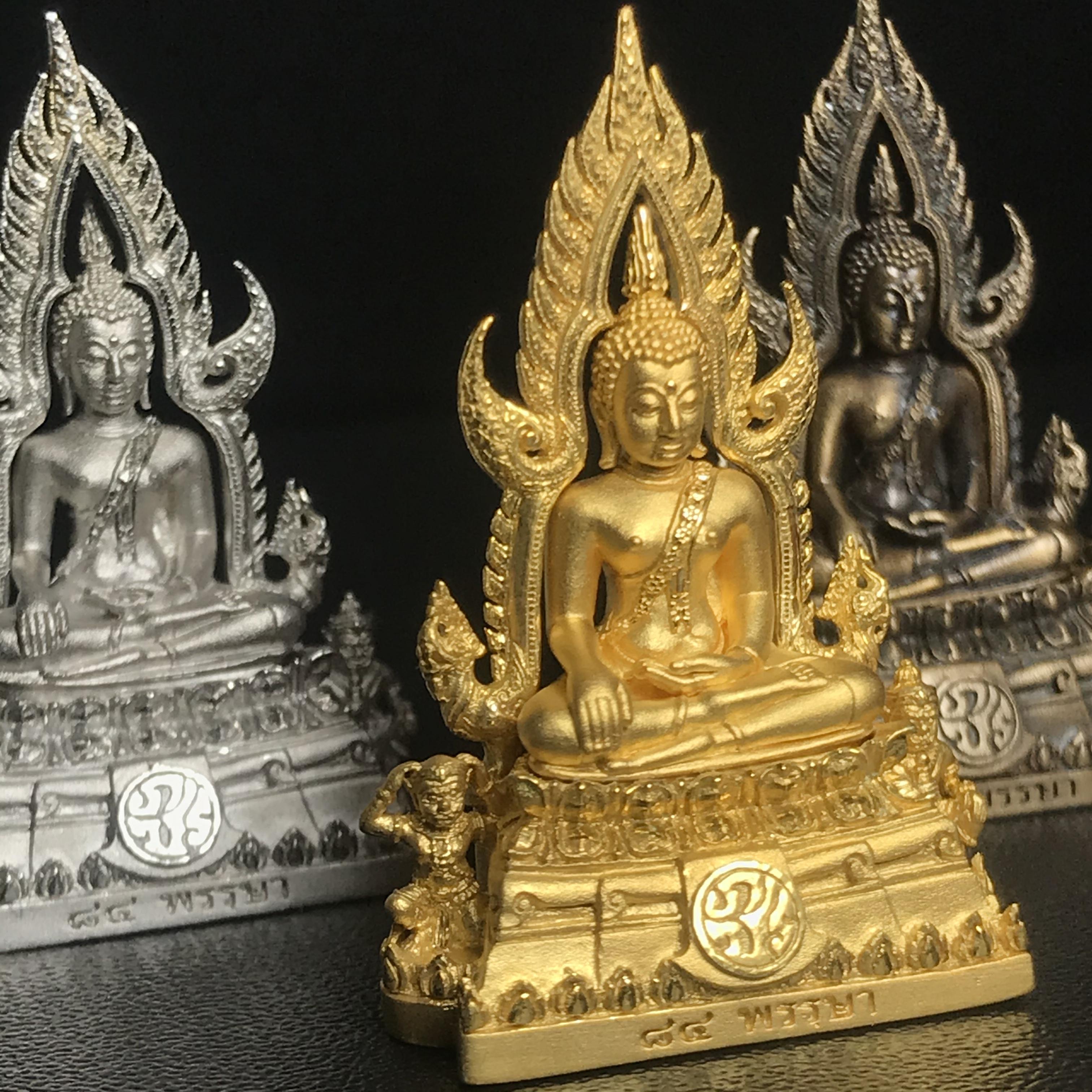 พระพุทธชินราช(จำลอง) ภปร. 84 พรรษา พิมพ์กลางขนาดหน้าตัก 1/2 นิ้ว(ครบชุด3องค์ เนื้อทองคำ+เนื้อเงินชุบทองคำขาว+เนื้อบรอนซ์รมดำซาติน)(พระราชทานมวลสาร จิตรลดาและเส้นพระเจ้า(เส้นผม)รัชกาลที่9)