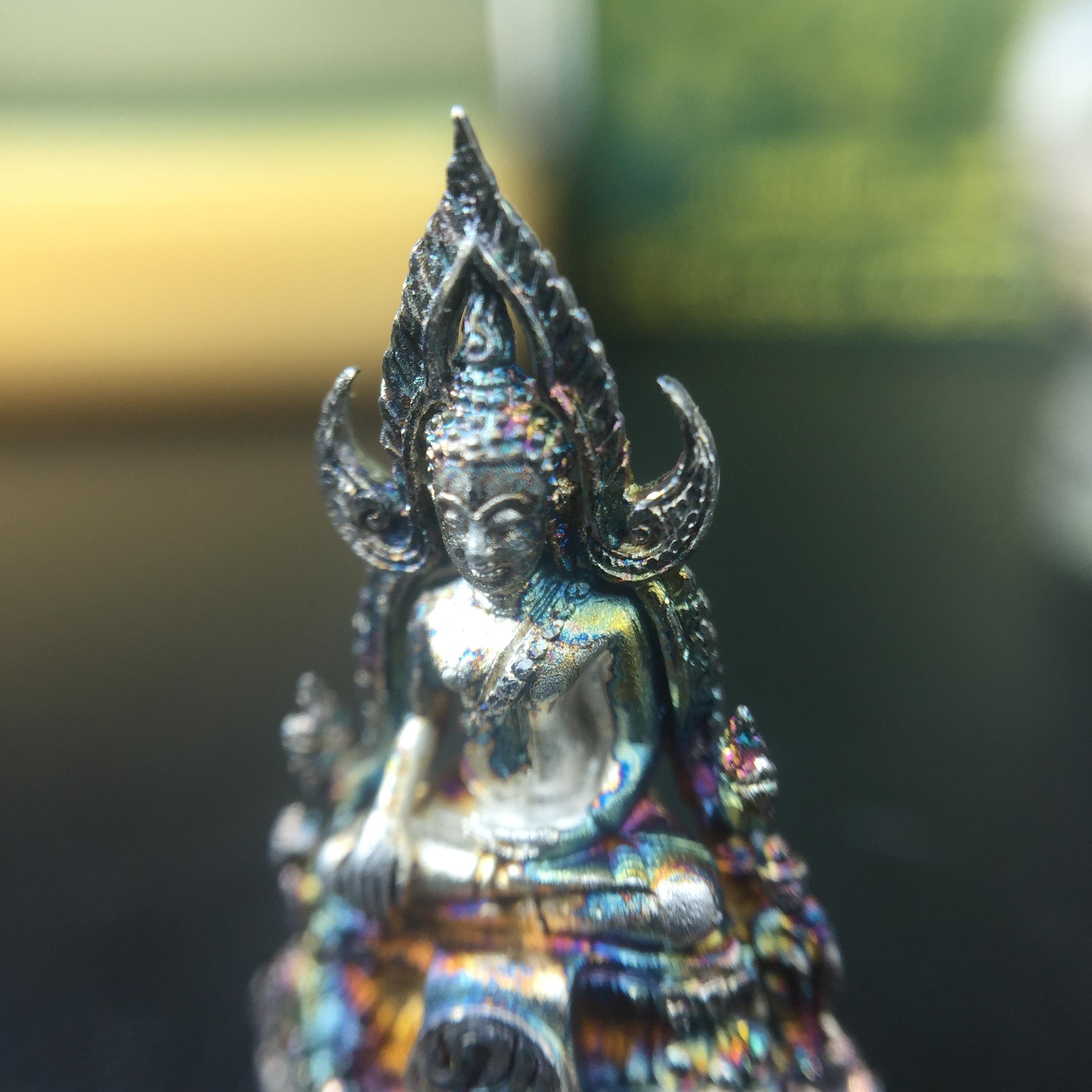 พระพุทธชินราช(จำลอง) ภปร. 84 พรรษา เนื้อเงินชุบทองคำขาว พิมพ์เล็กขนาดหน้าตัก 1/4 นิ้ว (สภาพผิวเดิมสวย ขึ้นสีรุ้งธรรมชาติ แบบนิยม)(พระราชทานมวลสาร จิตรลดาและเส้นพระเจ้า(เส้นผม))