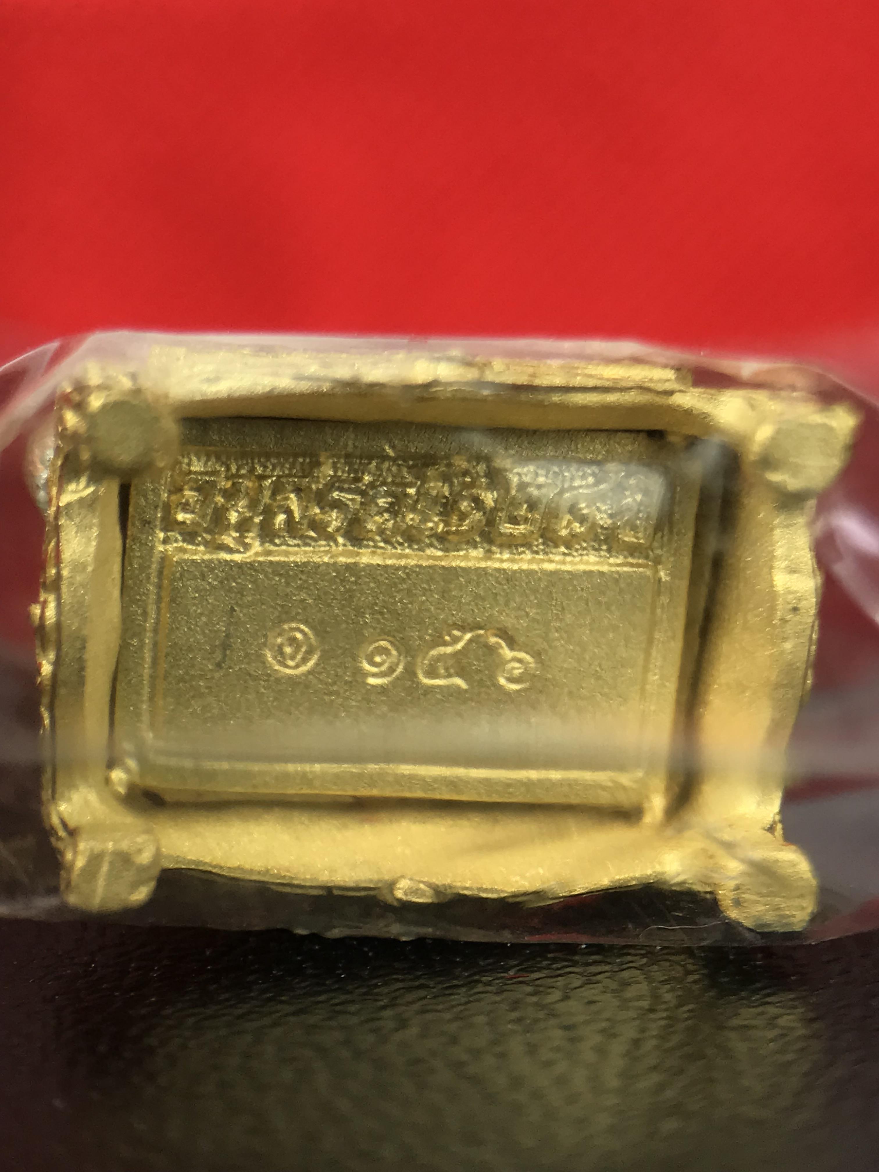 สมเด็จพุฒาจารย์ (โต พรหมรังสี) อนุสรณ์ 128 ปี สมเด็จพระญาณสังวร สมเด็จพระสังฆราช ทรงเมตตาอธิฐานจิต ปี 2543 มหาพุทธาภิเษก 3วาระ รูปเหมือนลอยองค์พิมพ์ใหญ่เนื้อเงินสามกษัตริย์ ขนาด 1.5 x 2.5 ซม. ทรงคุณค่าทั้งด้านความงานด้านพุทธศิลป์ และพุทธคุณ