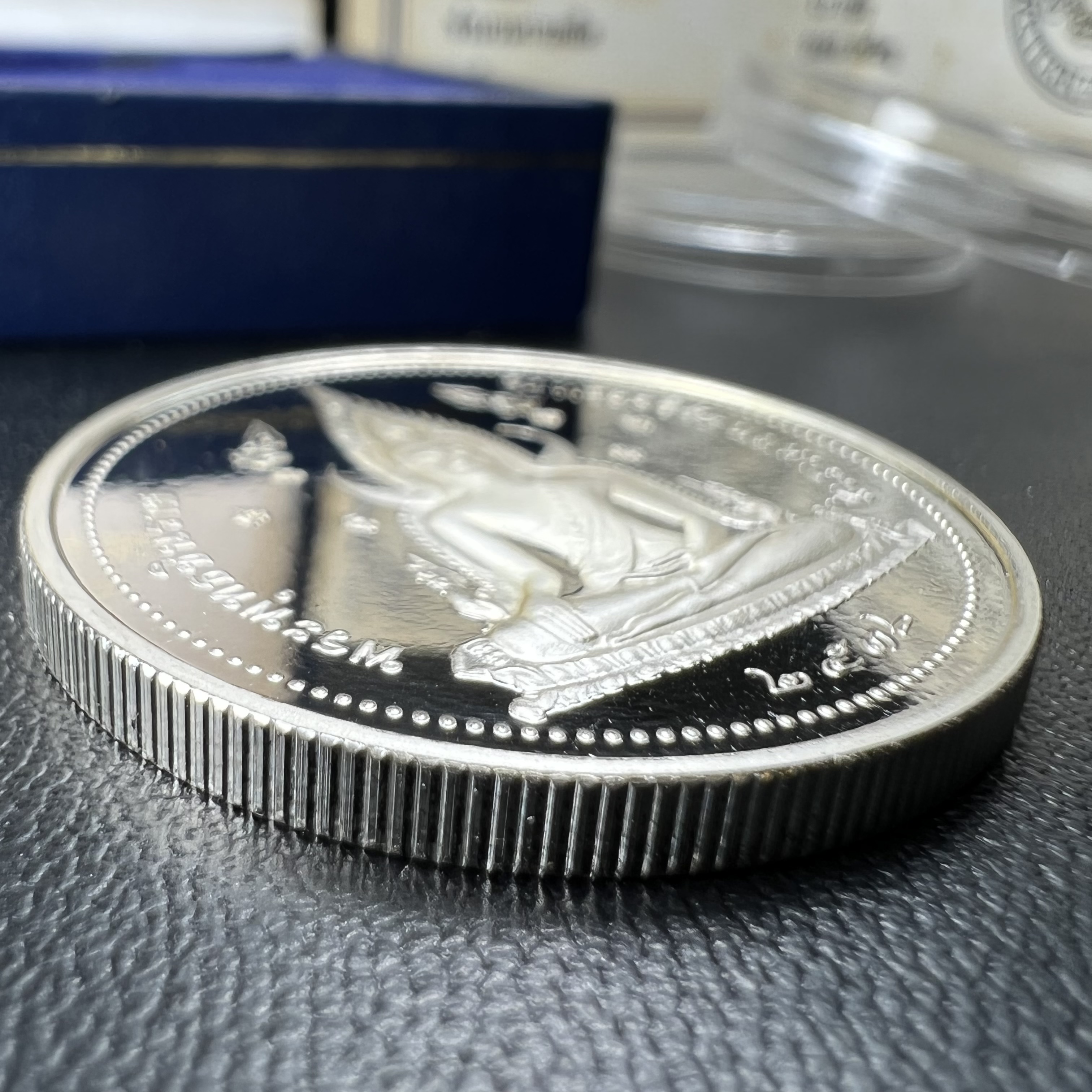 เหรียญสมเด็จพระนเรศวรมหาราช-พระพุทธชินราช รุ่นกองทุนสร้างอาคารเรียนวิทยาลัยสงฆ์ วัดพระศรีรัตนมหาธาตุ ปี 2536 เนื้อเงินขัดเงา บล็อกนอก เพิร์ธ ประเทศออสเตรเลีย(PERTH MINT)กล่องบรรจุเดิมใบรับรองพร้อมสวยงาม