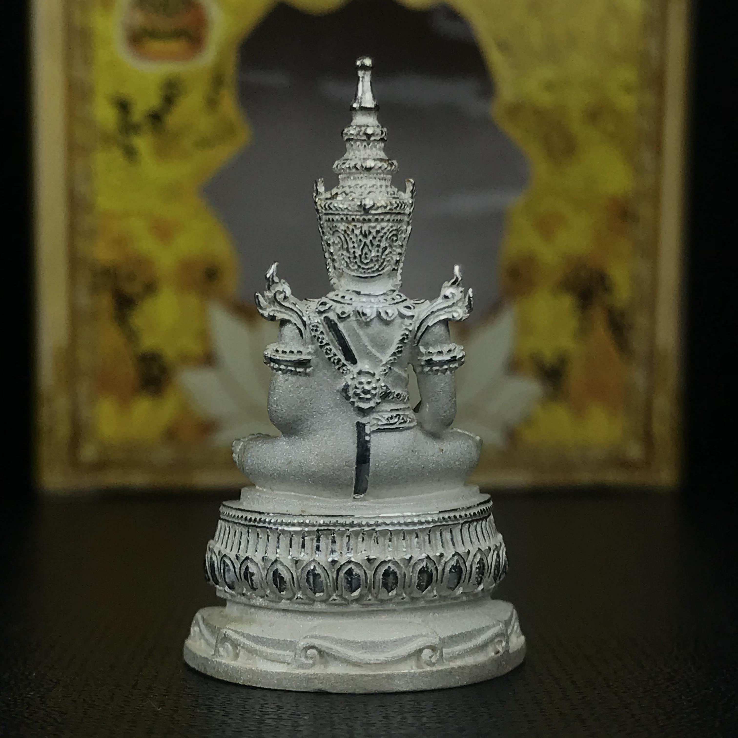 พระแก้วมรกต(จำลอง)ลอยองค์ ขนาดหน้าตัก 1/2 นิ้ว ทรงเครื่องฤดูร้อน เนื้อเงิน ตราสัญลักษณ์ฉลองสิริราชสมบัติ ครบ 60 ปี พ.ศ.2549(สภาพสวย ครบ สมบูรณ์))