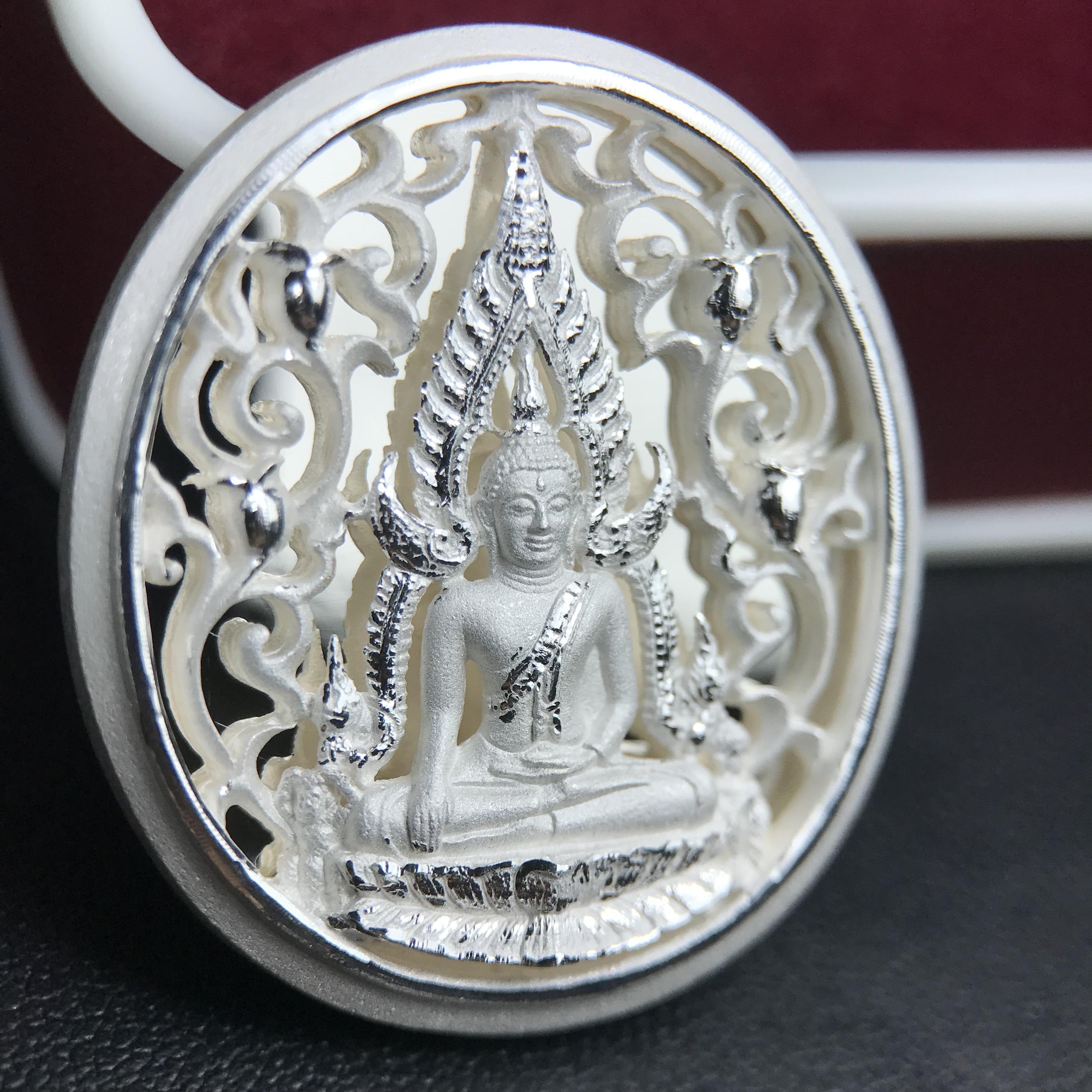 พระพุทธชินราช รุ่น ประวัติศาสตร์ มูลนิธิเพื่อตำรวจไทยจัดสร้าง ปี 2562 เนื้อเงินขัดเงา พิมพ์เหรียญรูปไข่ฉลุลายไทย พิมพ์ใหญ่ พระพุทธชินราช แบบจิวเวอร์รี่ (ขนาดสูง 2.9 ซม.) (สภาพ สวย ซีนซองเดิม กล่องบรรจุเดิมครบสมบูรณ์)