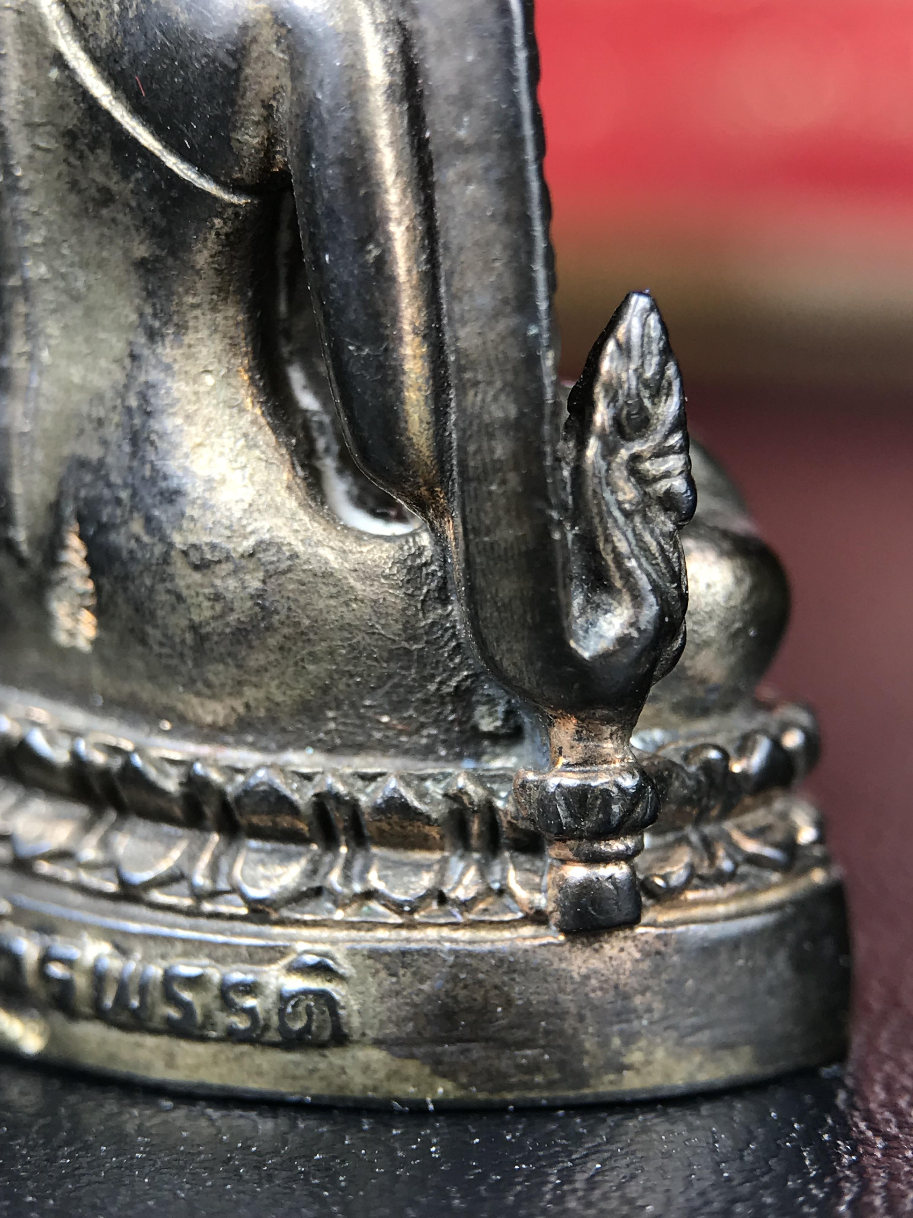 พระพุทธชินราชอินโดจีนมหาจักรพรรดิ อนุสรณ์ 100 ปี พิษณุโลกพิทยาคม (โรงเรียนชาย) พิธีจักรพรรดิมหาพุทธาภิเษก ปี 2542 เนื้อนวโลหะ(เต็มสูตรแก่ทองคำ) พิธีใหญ่มวลสารดีเกจิอาจารย์ยอดนิยมร่วมปลุกเสก*** ตอกโค้ดและหมายเลข*** 1 ใน 999 องค์ ยอดนิยมหายาก