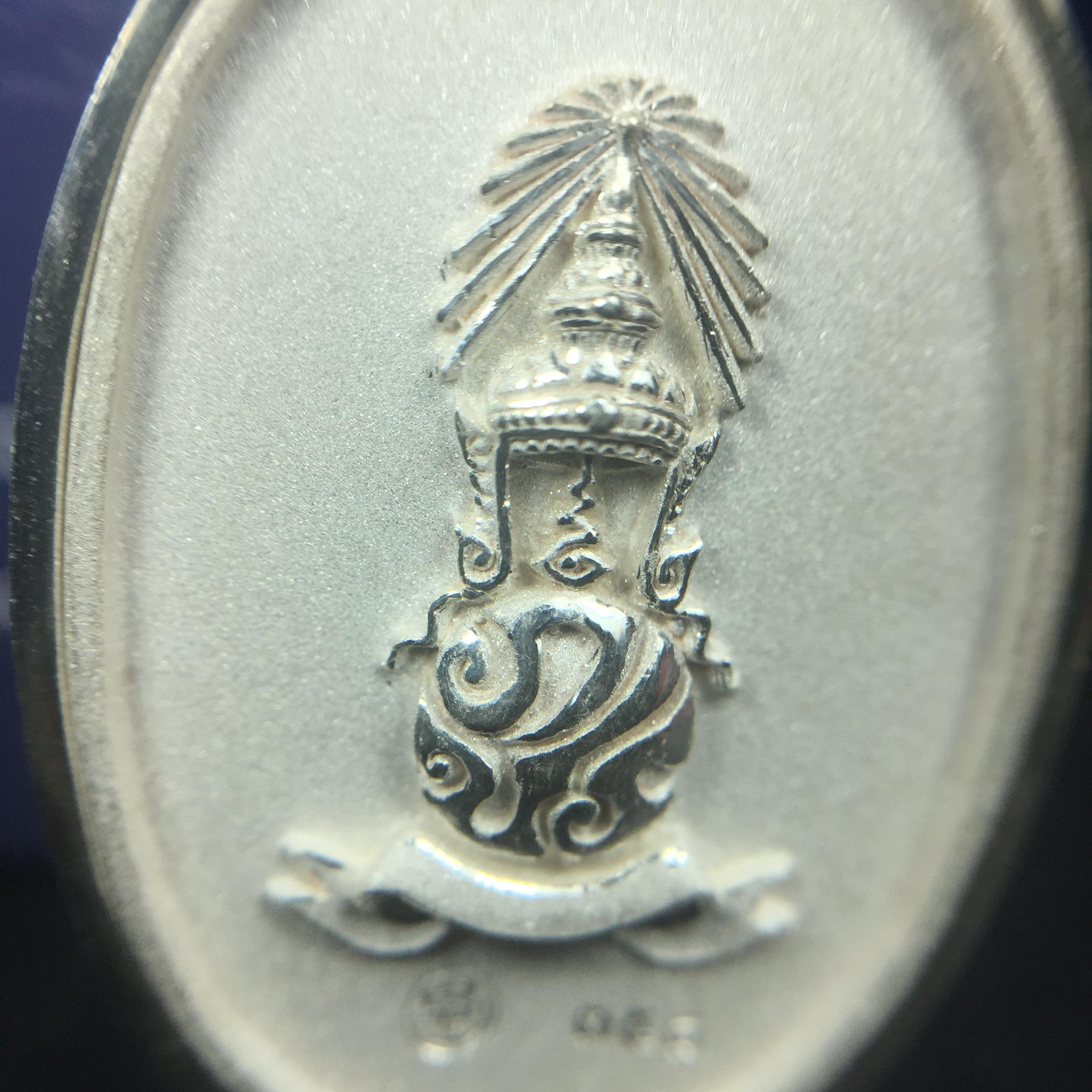 พระแก้วมรกต ภปร. ปี2547 จัดสร้างโดย รพ.ภูมิพลฯ เนื้อเงิน เหรียญทรงกลมรี(1ใน3000องค์)