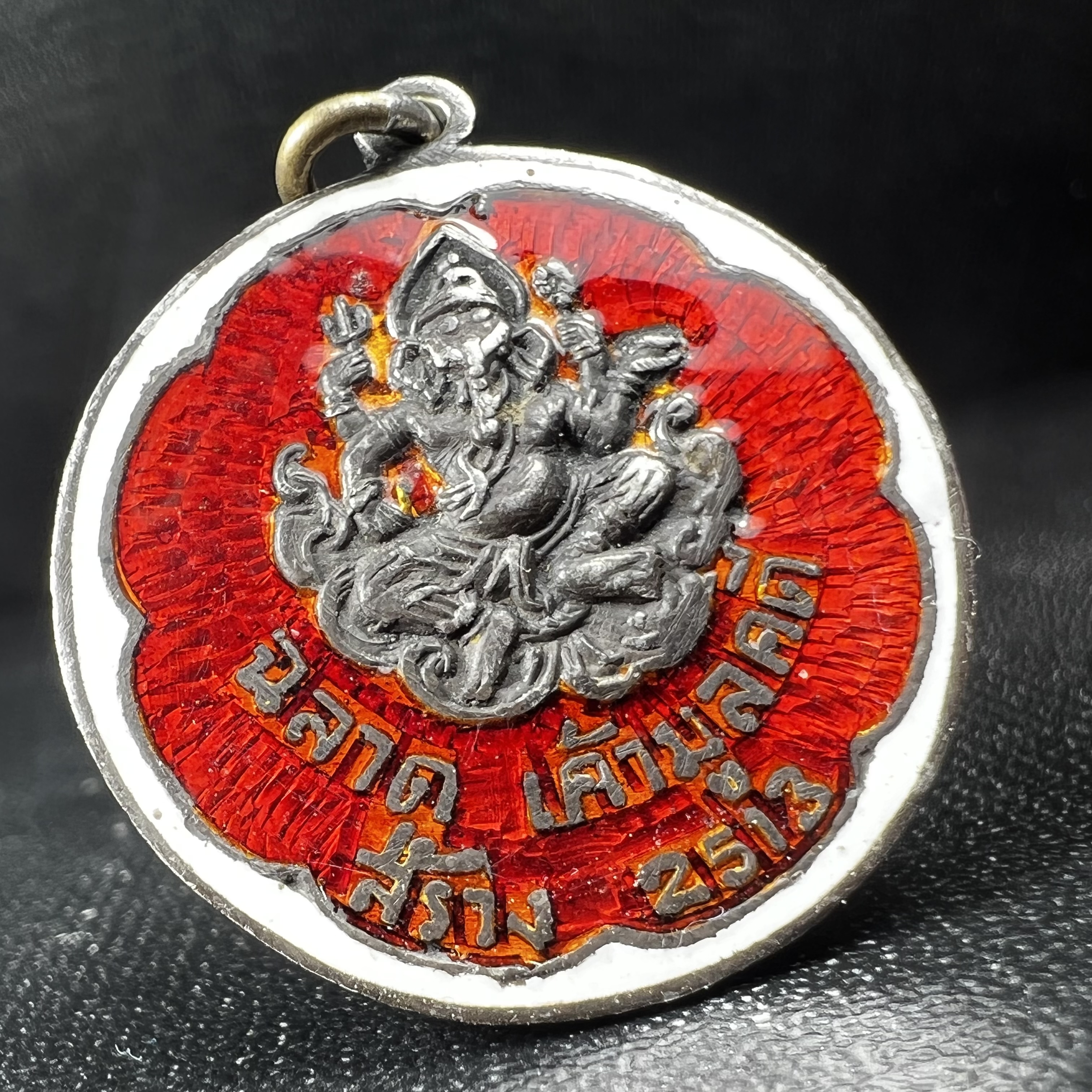 เหรียญพระพิฆเนศวร ปี 2513 จัดสร้างโดย "ท่านอาจารย์ ฉลาด เค้ามูลคดี" เนื้อเงินลงยา(สภาพสวยเดิม ผิวเงินเดิม ผิวลงยาติดเต็มไม่มีกระเทาะ)พิธีใหญ่เป็นเหรียญที่อยู่ในความนิยมสะสมของกลุ่มดารา ศิลปิน หายาก