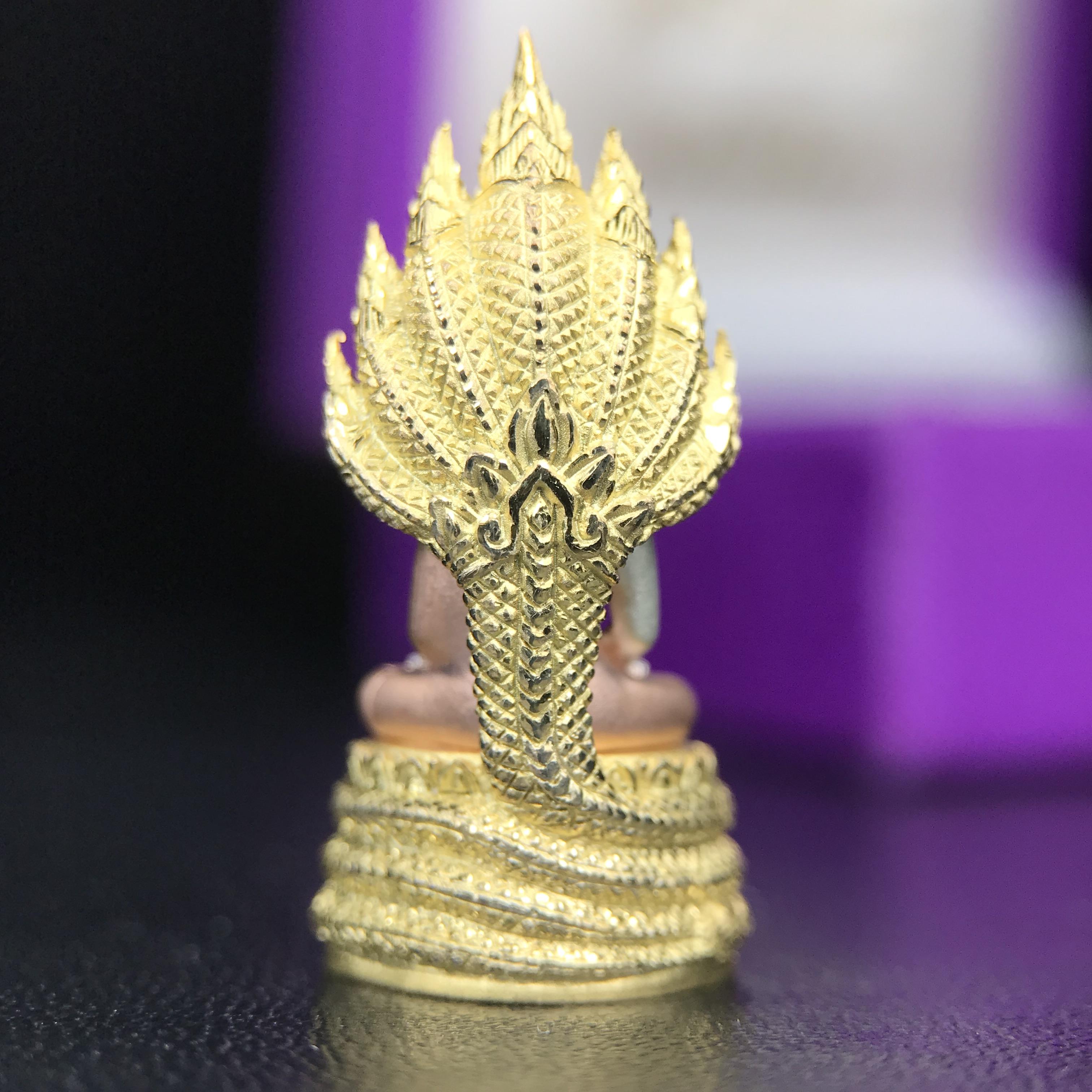 พระนาคปรก สธ. รุ่นสร้างพระอุโบสถเฉลิมพระเกียรติ 4 รอบ 84 พรรษา สมเด็จพระเทพรัตนราชสุดาฯ วัดบวรนิเวศวิหาร ปี 2543 พิมพ์เล็ก เนื้อเงินบริสุทธิ์ ชุบสามกษัตริย์แบบพ่นทรายขัดเงาบางส่วน(สภาพ สวย )พิธีใหญ่ พุทธศิลป์งดงาม หายาก (1 ใน 2999 องค์)