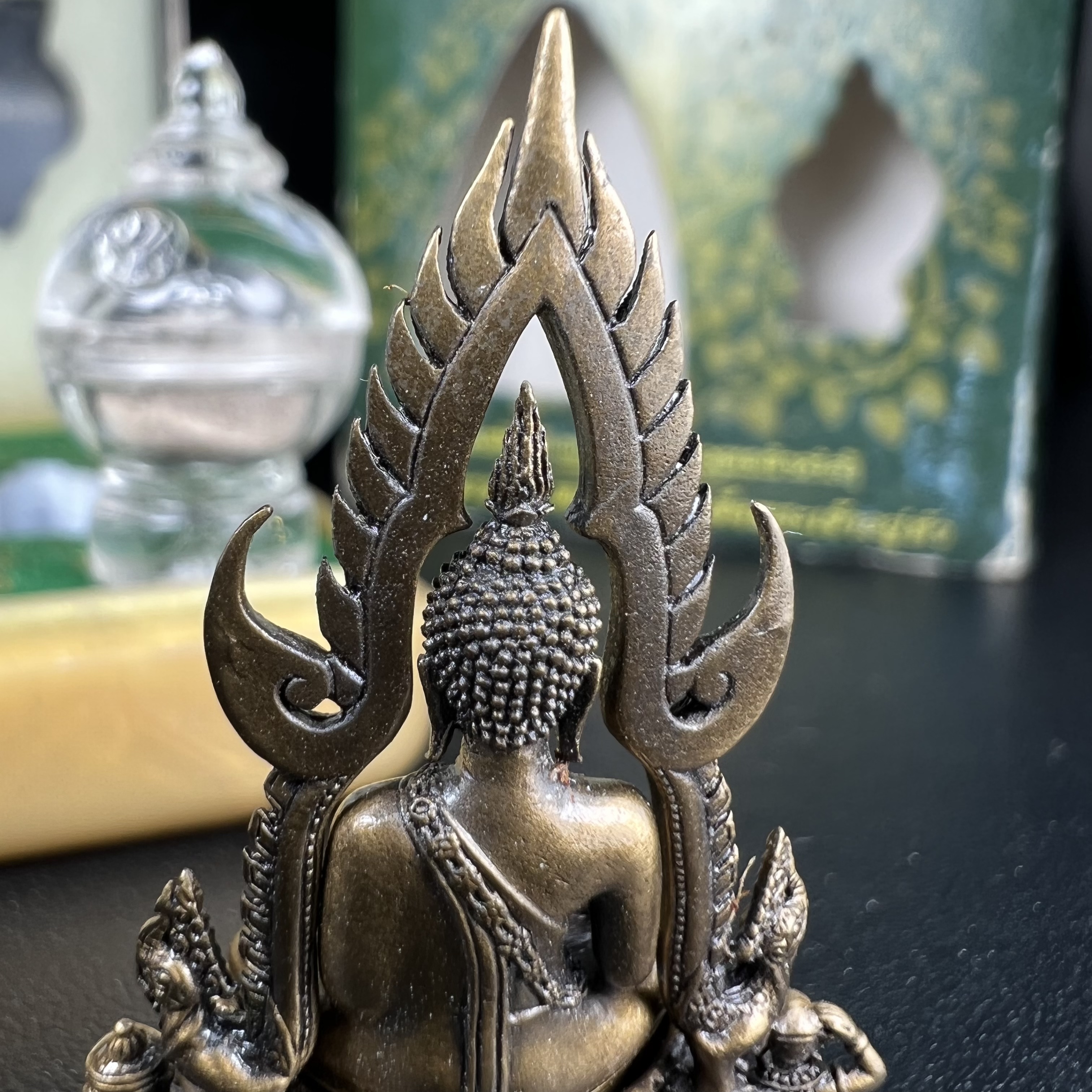 พระพุทธชินราช(จำลอง) ภปร 84 พรรษา เนื้อบรอนซ์รมดำซาติน พิมพ์กลางขนาดหน้าตัก 1/2 นิ้ว )(พระราชทานมวลสาร จิตรลดาและเส้นพระเจ้า(เส้นผม)รัชกาลที่9)