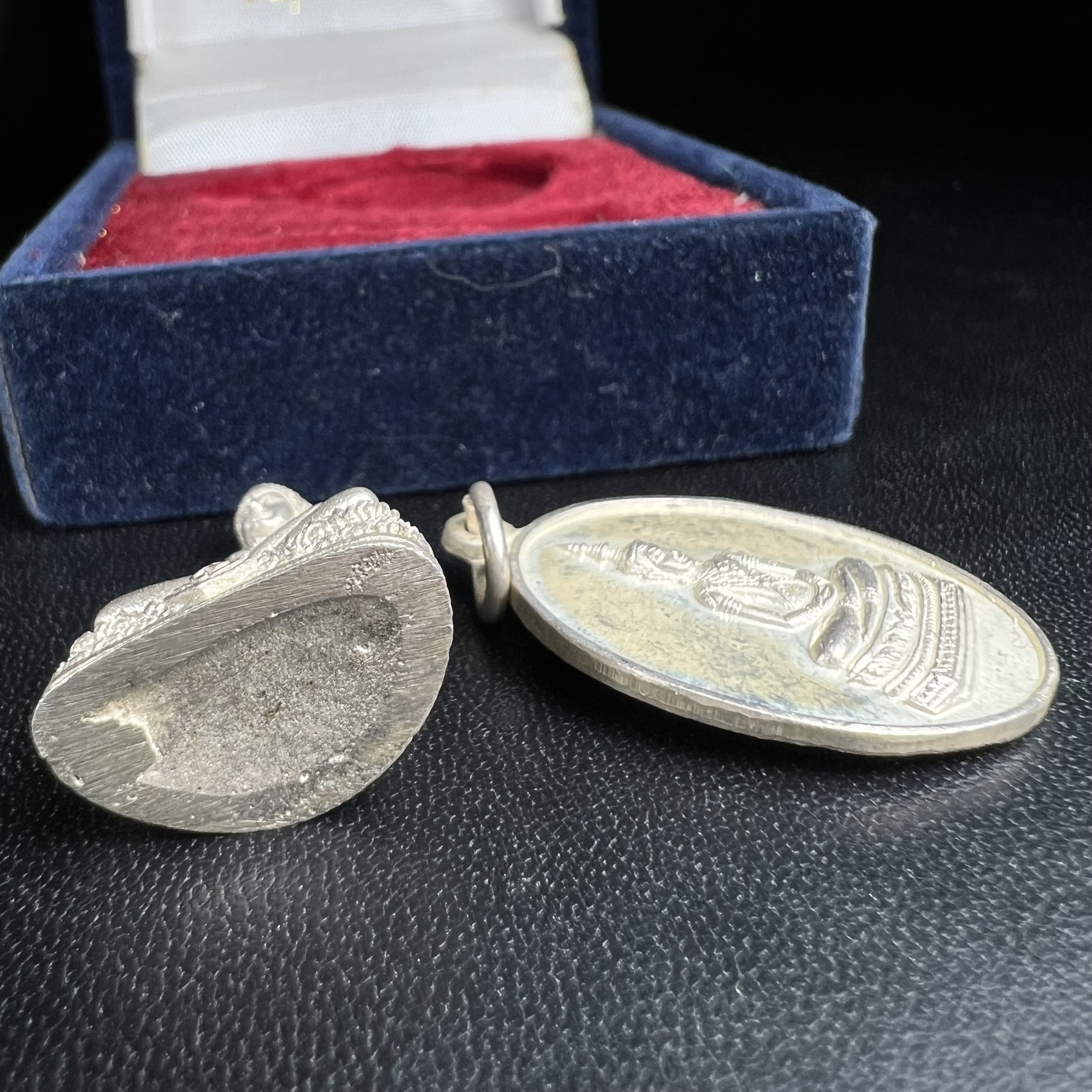 พระวาสนะเวศม์ พร้อมเหรียญ ชุดกรรมการ เนื้อเงิน(หายากพบเจอน้อย) สร้างในโอกาสสมเด็จย่าทรงเปิดสถานสงเคราะห์คนชรา 8 พฤษภาคม ปี 2530 กรมประชาสงเคราะห์จัดสร้าง พิธีปลุกเสก วัดบวรนิเวศวิหาร