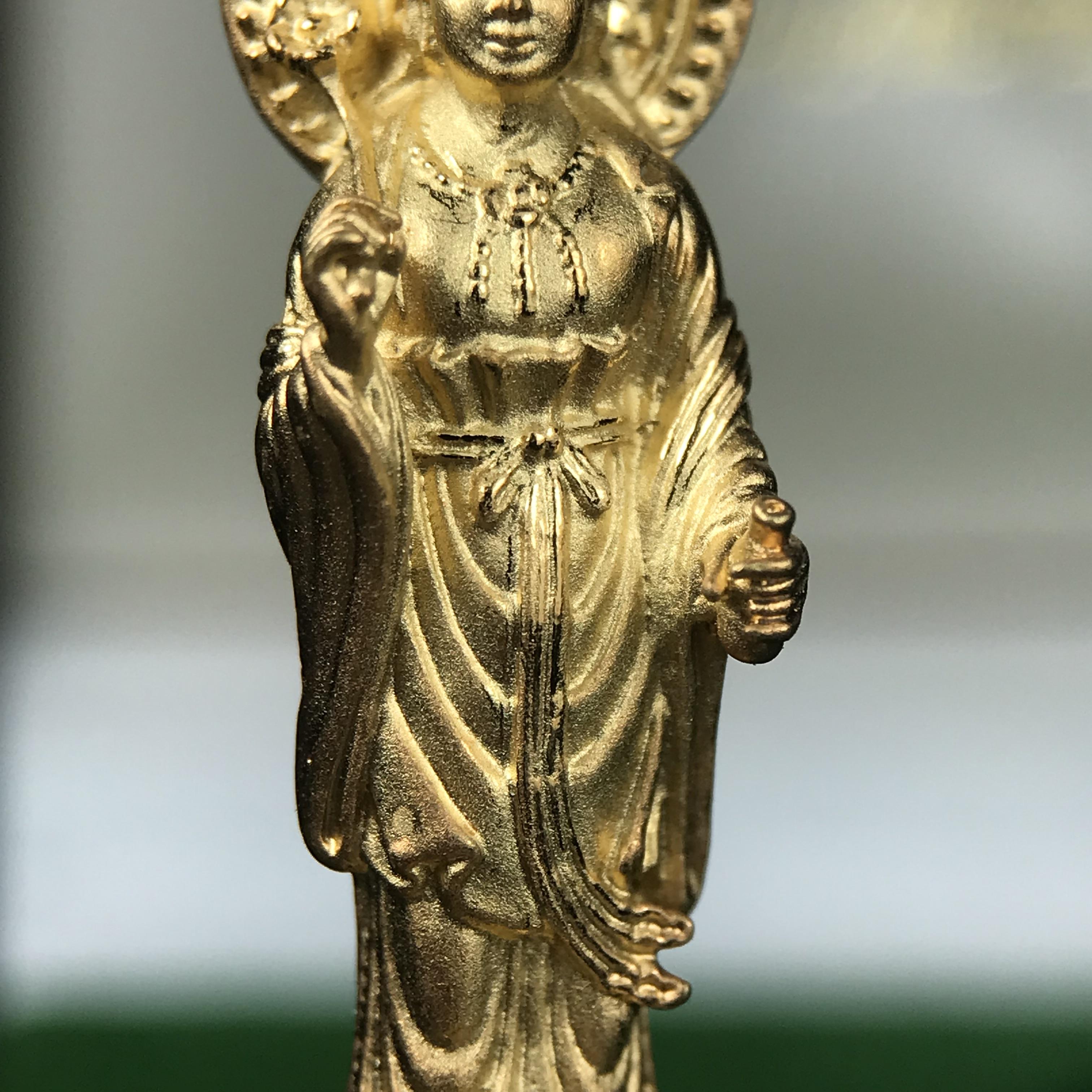 พระโพธิสัตว์อวโลกิเตศวร (เจ้าแม่กวนอิม) รุ่นฉลองปีกาญจนาภิเษก ปี 2540 เนื้อชุบทอง กะไหล่ทอง พ่น ทราย(สวยดุจทองคำ) เทศบาลนครหาดใหญ่จัดสร้างถวายเฉลิมพระเกียรติพระบาทสมเด็จพระเจ้าอยู่หัวทรงครองสิริราชสมบัติครบ 50 ปี(สภาพสวยเดิมพร้อมกล่องบรรจุเดิม)หายาก