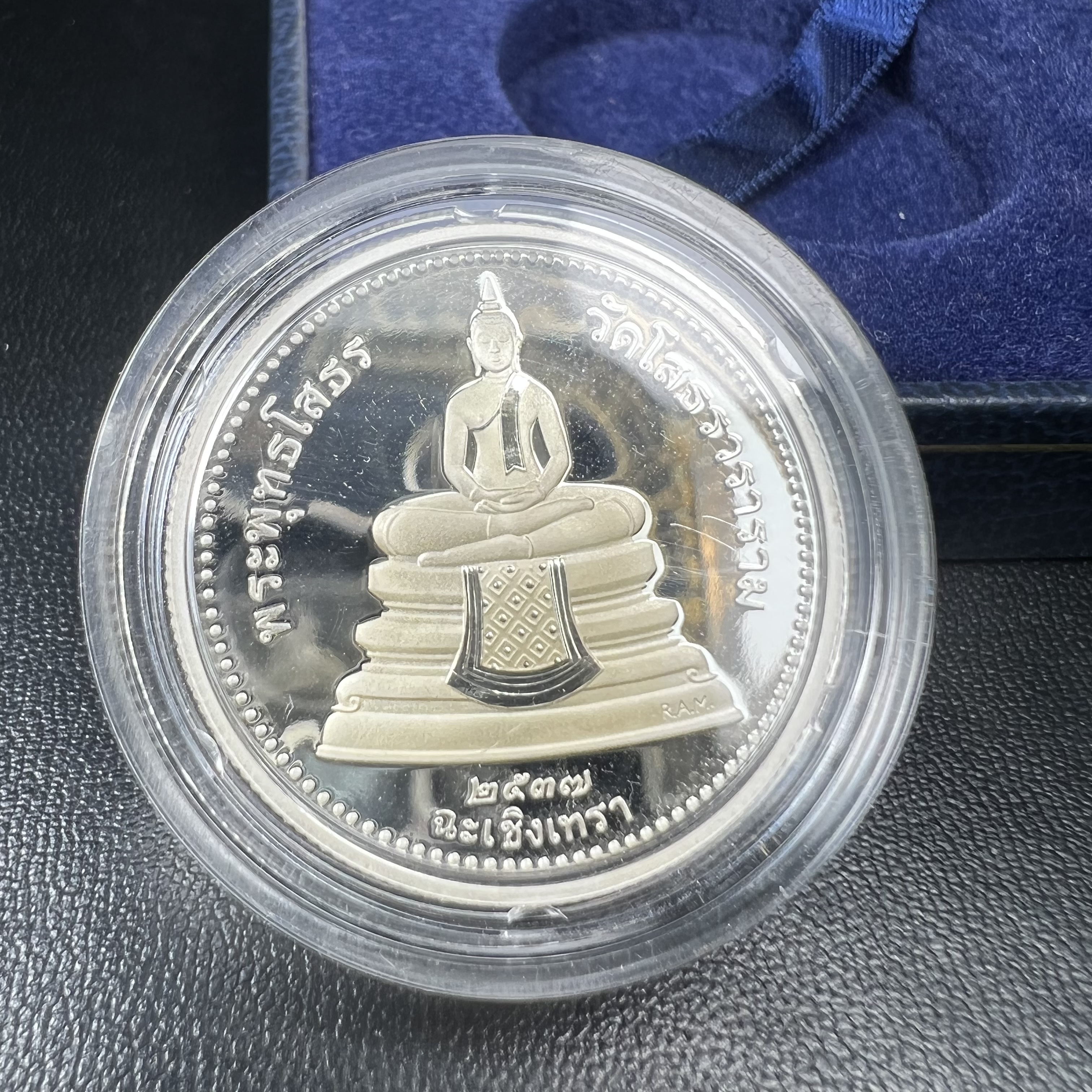 เหรียญพระพุทธโสธร 2 หน้า วัดโสธรวรารามวรวิหาร จ.ฉะเชิงเทรา ปี 2537เนื้อเงินขัดเงาสองหน้า ขนาด 2.8 ซ.ม. บล็อกนอก ผลิตที่โรงกษาปณ์ Royal Australian Mint ประเทศออสเตรเลีย พร้อมกล่องบรรจุเดิม สภาพสวย