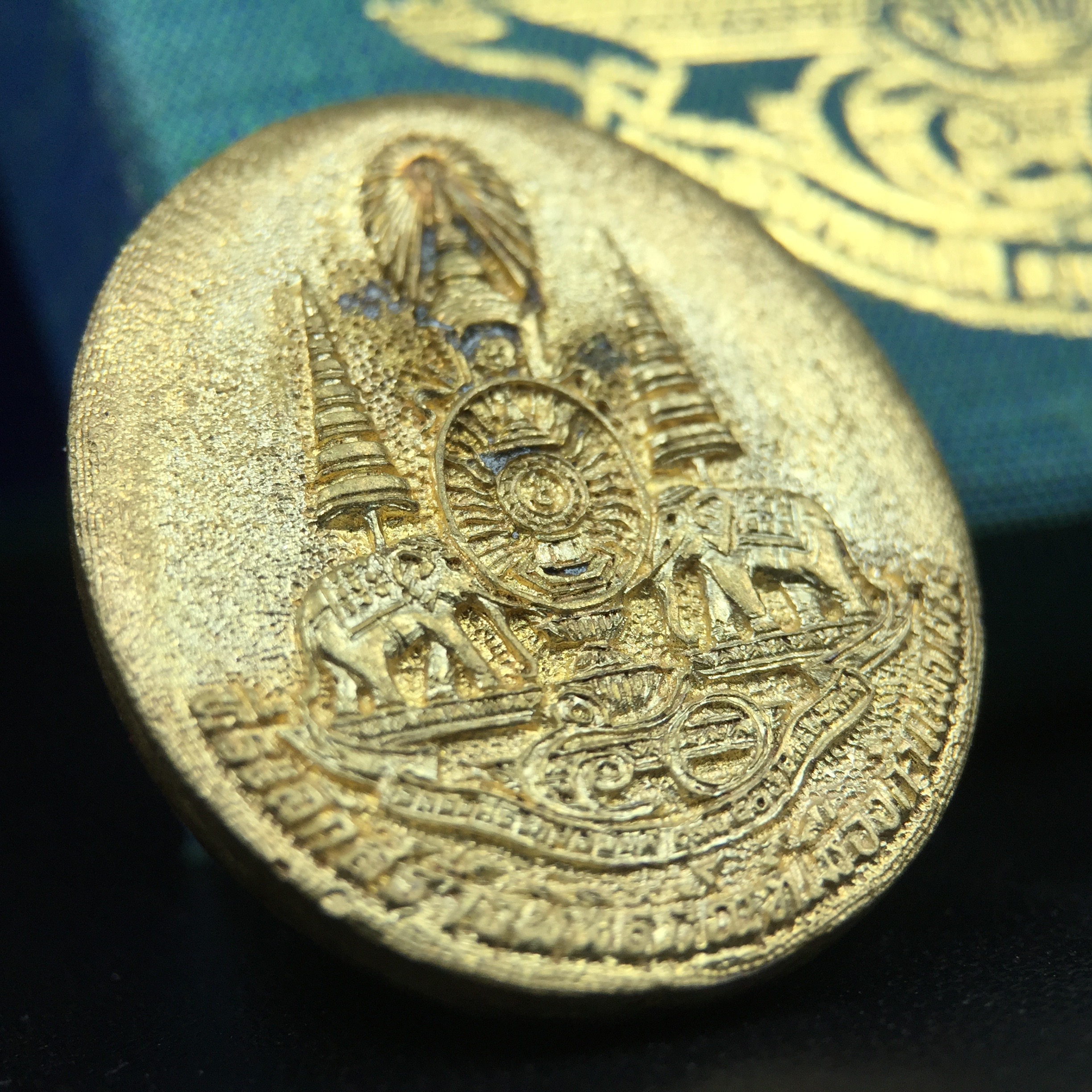 เหรียญรูปเหมือนพระญาณวิทยาคมเถร (หลวงพ่อคูณ ปริสุทโธ)ชุดกาญจนาภิเษกครองราชย์ครบ 50 ปี วัดบวรนิเวศวิหาร ปี พ.ศ. 2538 เนื้อบรอนซ์ทอง(จัดสร้างได้เหมือนหลวงพ่อคูณมาก มีรายละเอียดและความคมชัดสูง ลูกศิษย์ท่านไม่ควรพลาด วิจิตรศิลป์และพุทธศิลป์งดงาม)พิธีใหญ่