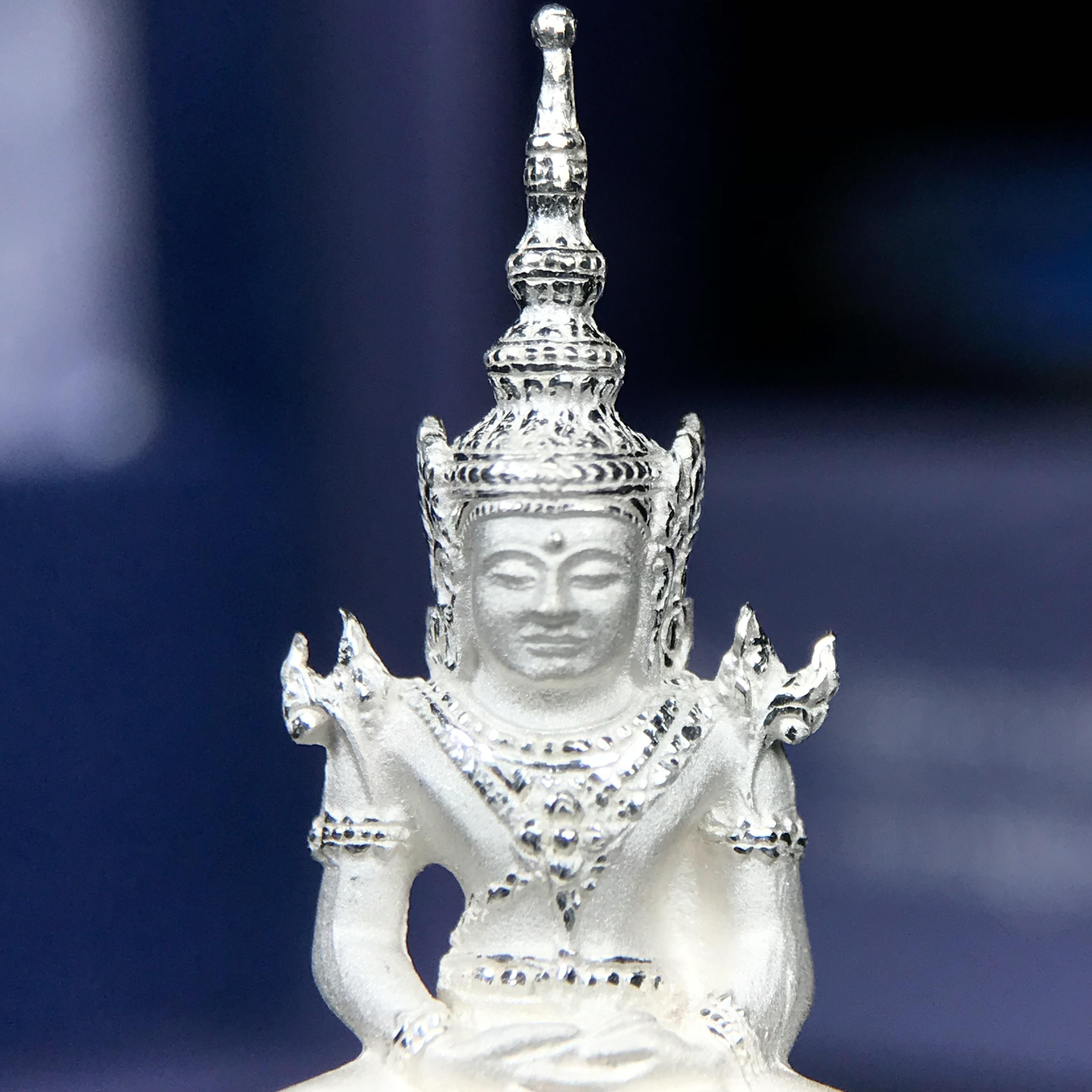 พระแก้วมรกต ภปร. ปี 2547 จัดสร้างโดยโรงพยาบาลภูมิพลอดุลยเดช เนื้อเงิน ลอยองค์ หน้าตัก 1/2 นิ้ว พิธีมหามังคาภิเษก ณ พระอุโบสถวัดพระศรีรัตนศาสดาราม(วัดพระแก้ว) งดงามทรงคุณค่าอีกหนึ่งรุ่นยอดนิยม หายาก(เลขสวยผมรวมได้เก้า หมายเลข ๑๐๘๙)(1ใน3000องค์)