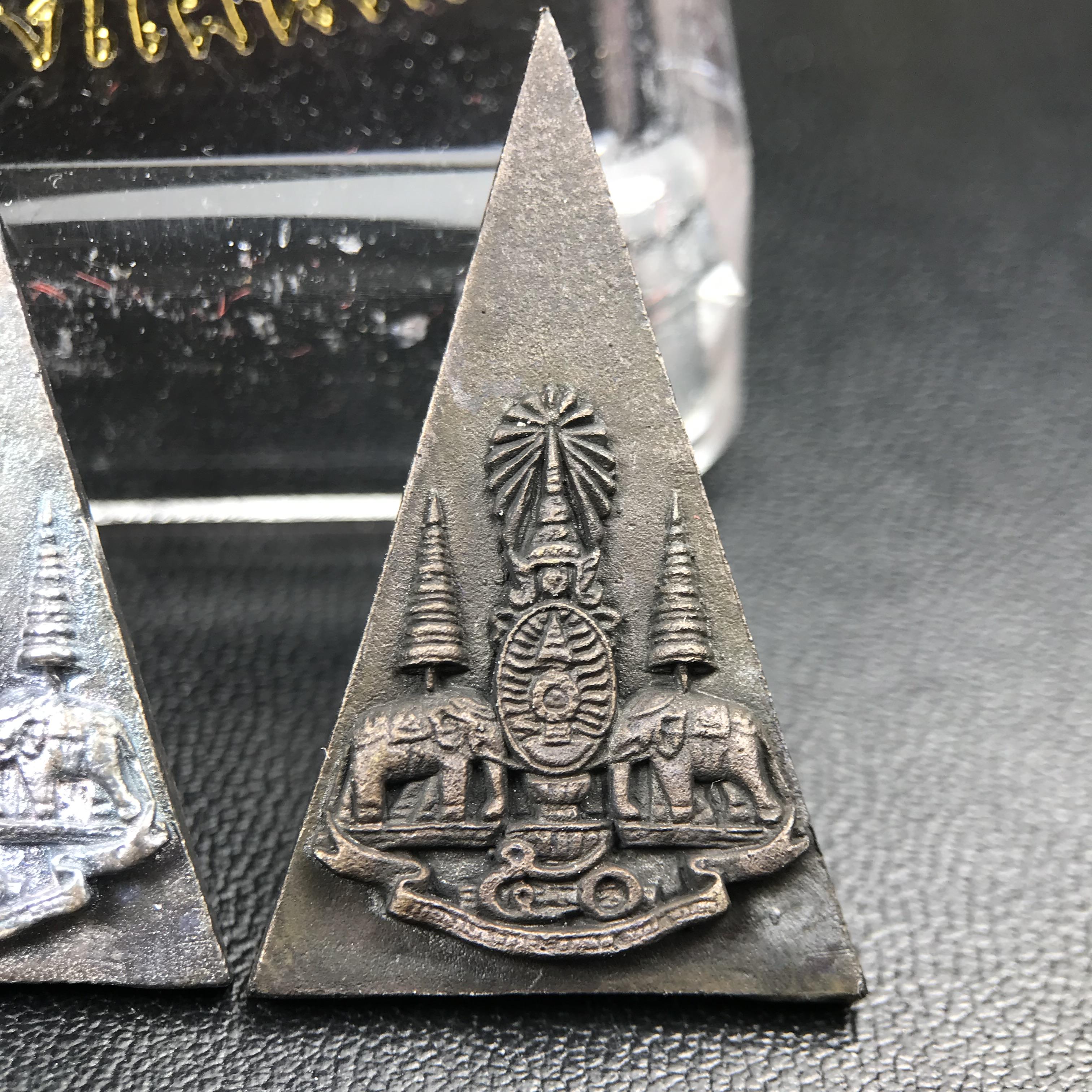 พระกำลังแผ่นดิน (สมเด็จจิตรลดา2) จัดสร้างเฉลิมพระเกียรติ ร.9 ครองราชย์ 50 ปี 2539 เนื้อเงิน(ผิวเดิมกลับดำ รุ้งๆสวย)+เนื้อนวโลหะ(สร้างน้อยหายาก)พร้อมกล่องบรรจุเดิมครบสมบูรณ์(1ใน2539องค์)