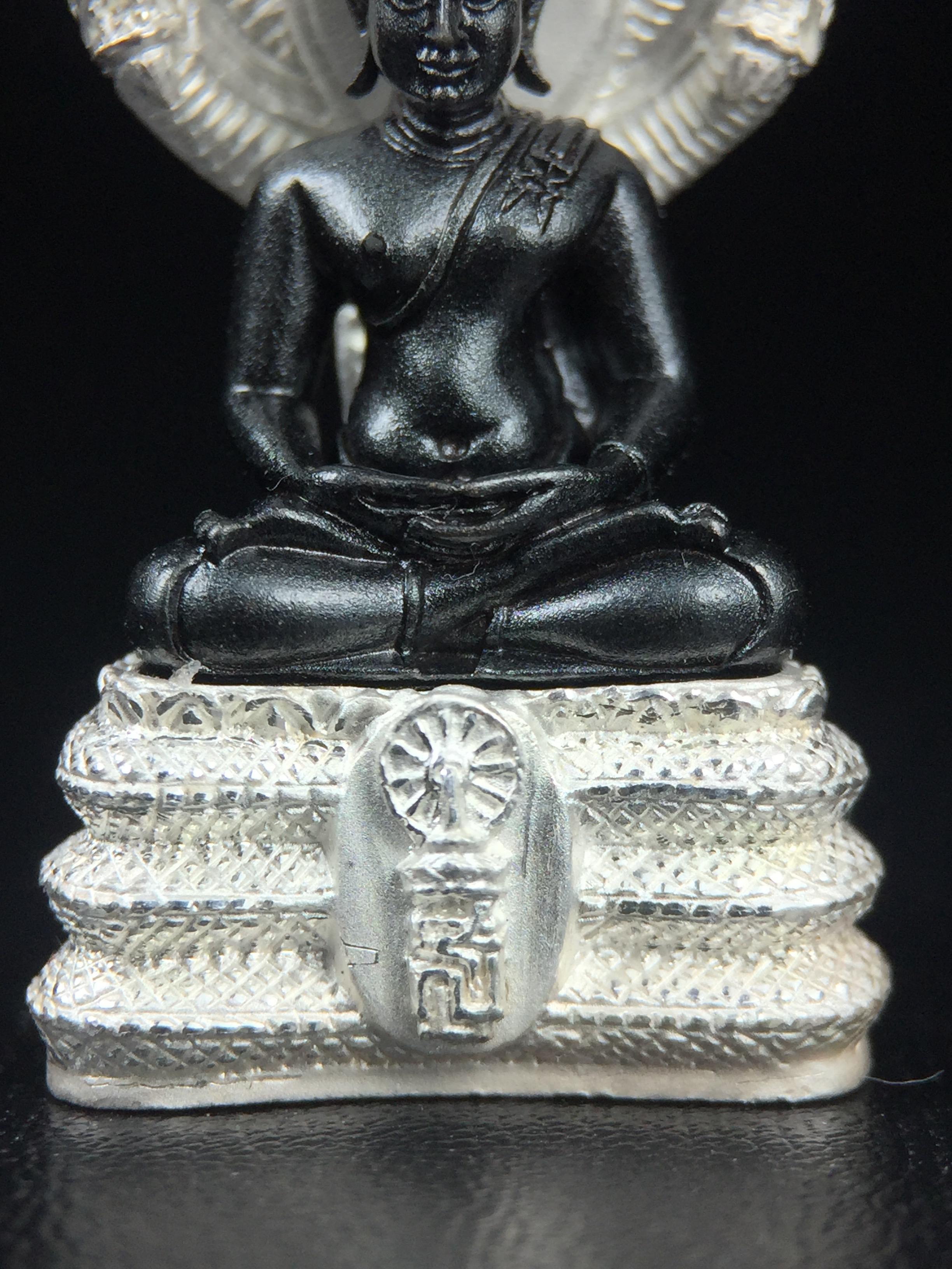 พระนาคปรก สธ. รุ่นสร้างพระอุโบสถเฉลิมพระเกียรติ 4 รอบ 84 พรรษา สมเด็จพระเทพรัตนราชสุดาฯ วัดบวรนิเวศวิหาร ปี 2543 พิมพ์ใหญ่ องค์พระเนื้อนวโลหะ ฐานนาคปรกเนื้อเงิน(สภาพ สวย )พิธีใหญ่ พุทธศิลป์งดงาม หายาก(องค์หมายเลขสวย ๘๓๕) (1 ใน 1999 องค์)