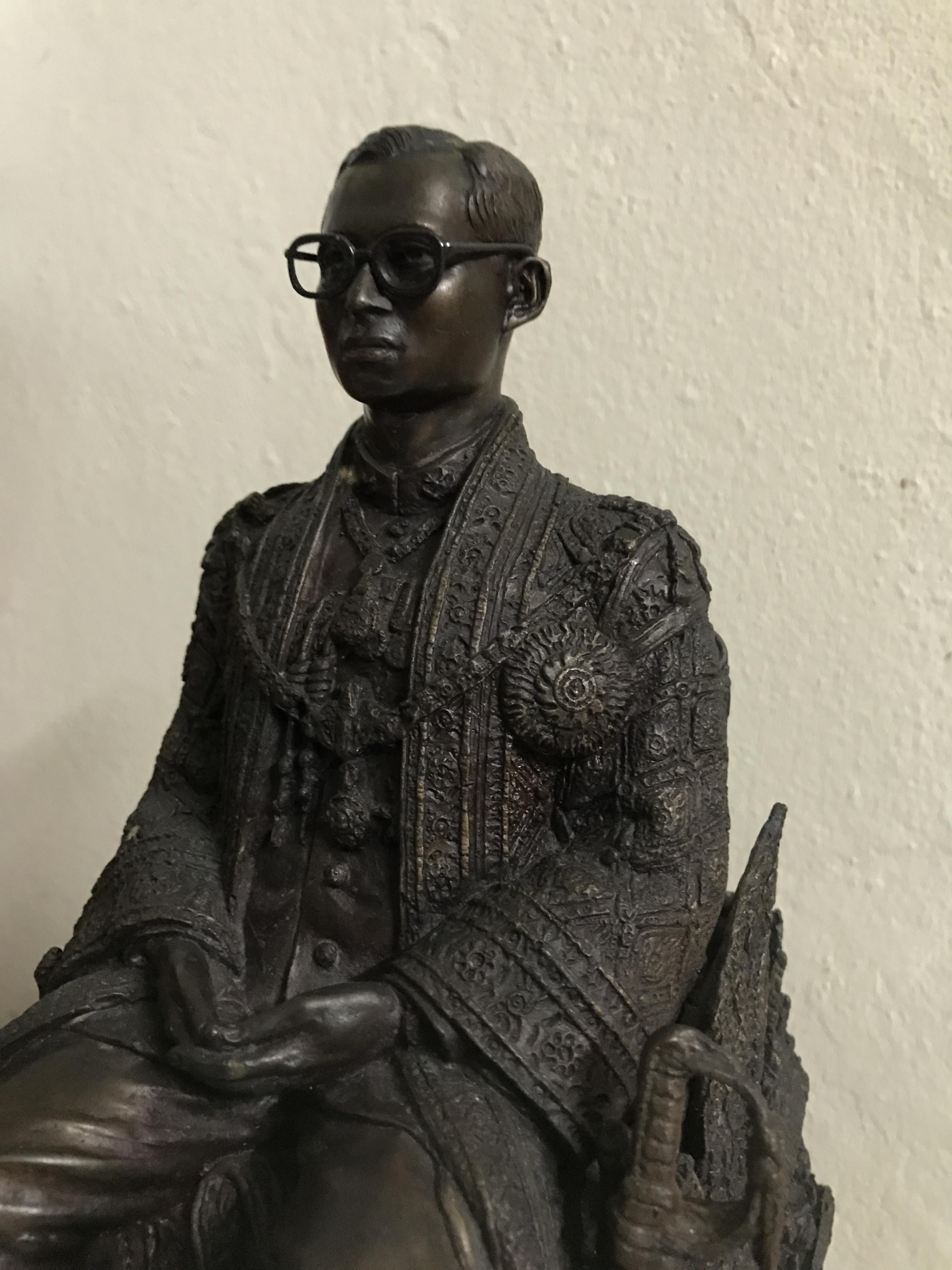 พระบรมรูปพระบาทสมเด็จพระเจ้าอยู่หัวรัชกาลที่9(นั่งบัลลังก์) กระทรวงมหาดไทยจัดสร้าง ปี2539