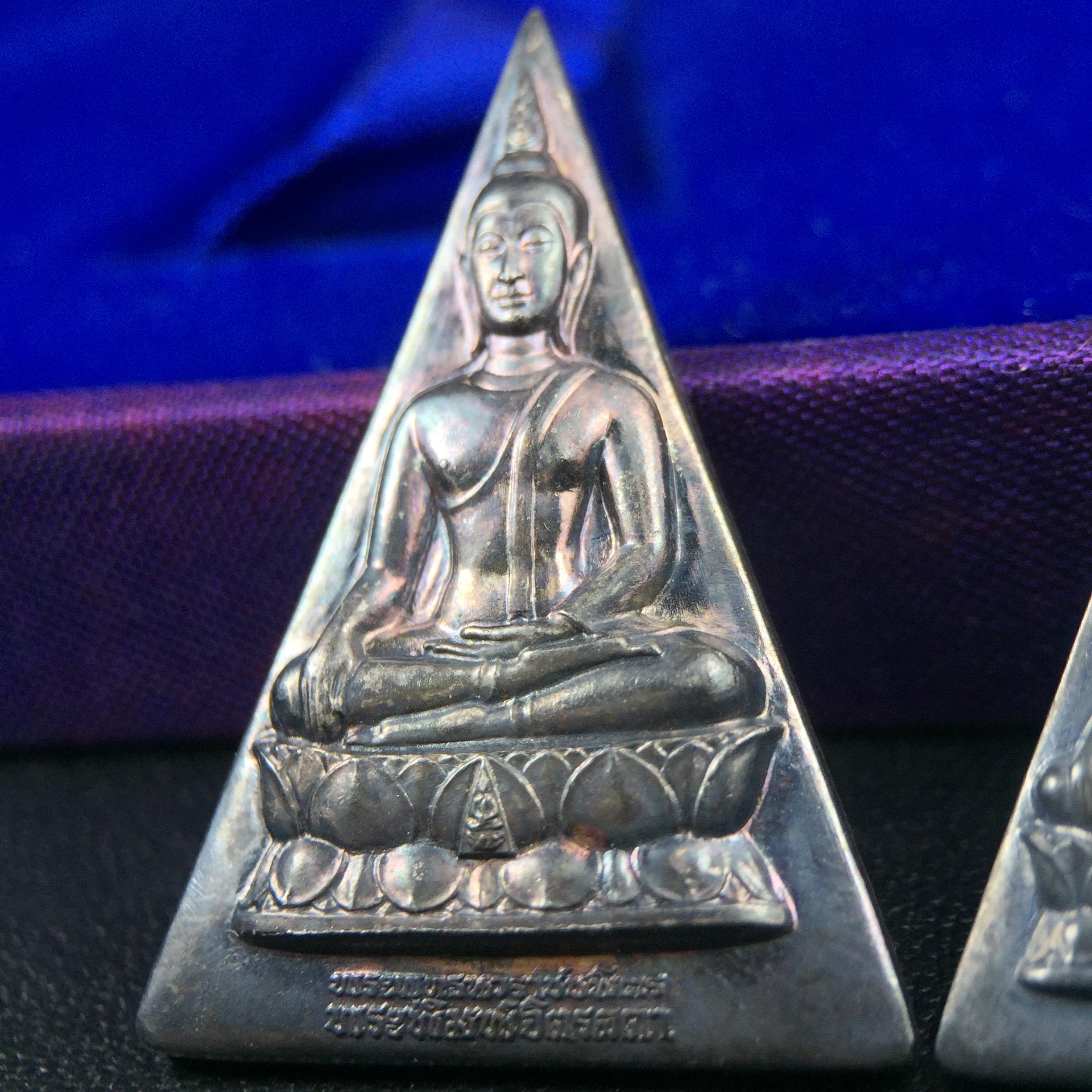 พระพุทธนวราชบพิตร พระพิมพ์จิตรลดา โครงการหลวง ปี2539 (พิมพ์ใหญ่+พิมพ์เล็ก) เนื้อเงินผิวเดิมขึ้นสีรุ่ง สวย แบบนิยมพร้อมกล่องบรรจุเดิม พิธีใหญ่ ปลุกเสกวัดพระแก้ว(1ชุด 2 องค์)