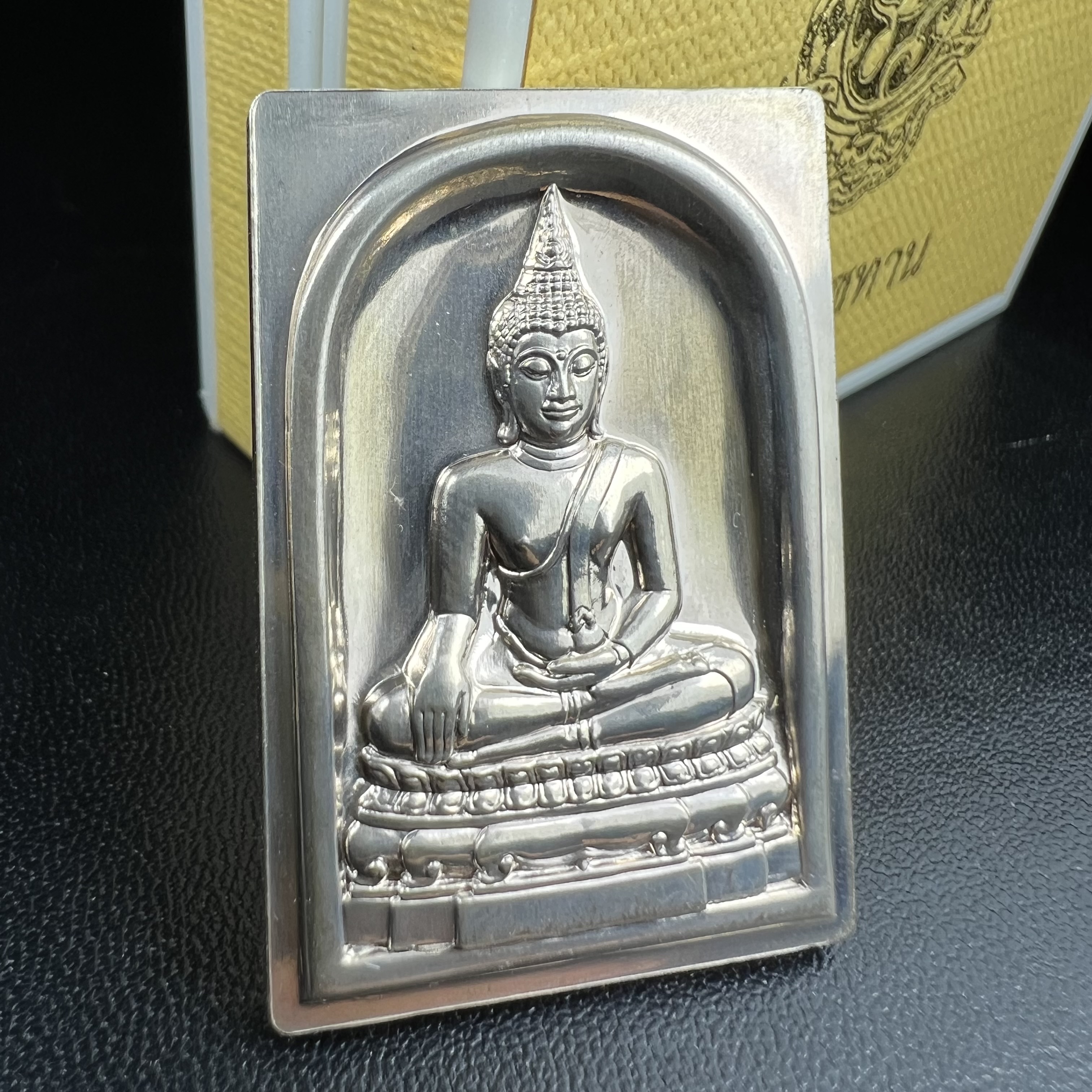 พระพุทธชินสีห์ หลังตรา ปรมาภิไธยย่อ ภปร. ในวโรกาสเฉลิมพระชมพรรษาในหลวงรัชกาลที่9 ครบ 7 รอบ และ ที่ระลึกสมโภชวัดบวรนิเวศวิหารครบ 175 ปี พ.ศ.2554 เหรียญเนื้อเงิน พิมพ์ใหญ่ ขนาดสูง 3.8 ซม. พร้อมกล่องบรรจุเดิมพระราชทาน(1 ใน 1585 เหรียญ)หายาก