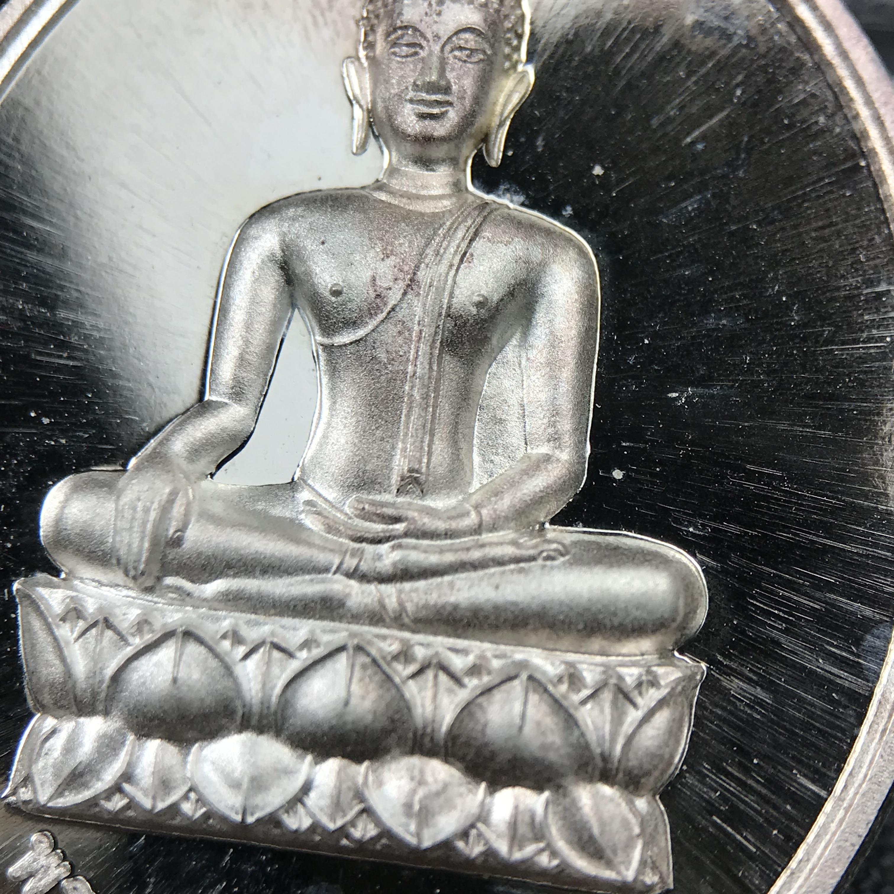 พระพุทธนวราชบพิตร ภปร. ที่ระลึก 7รอบ 84พรรษา ในหลวงรัชกาลที่ 9 วัดตรีทศเทพ จัดสร้าง พ.ศ. 2554 เหรียญเนื้อเงินสภาพสวยกล่องเดิมครบ ตอกโค๊ตและหมายเลข ๔๐๔๒ (1 ใน 9000 เหรียญ)***นิมิตหมายแห่งคุณพระรัตนตรัย และความผูกพันระหว่างพระมหากษัตริย์กับพสกนิกร***