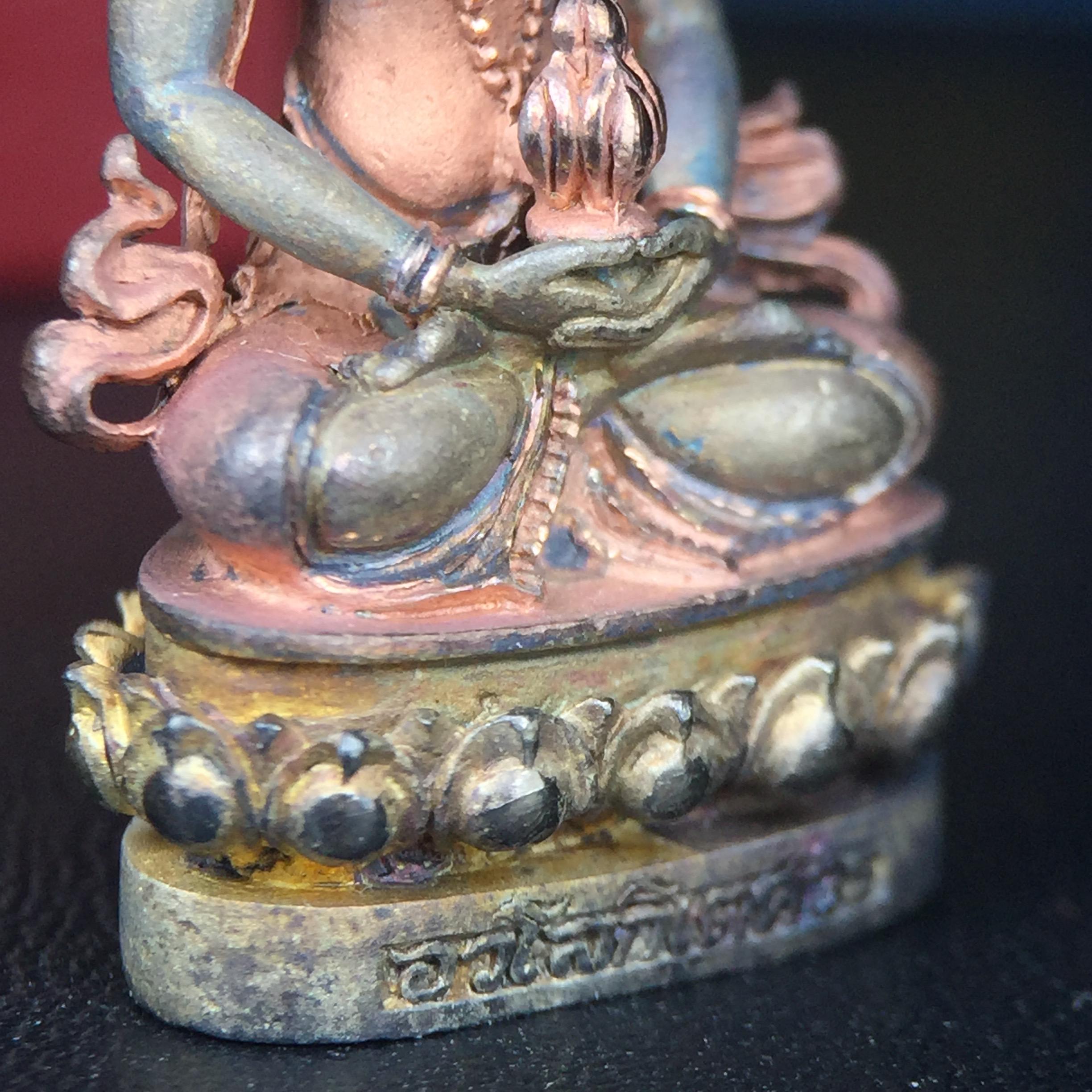 พระกริ่งอวโลกิเตศวร ( เจ้าแม่กวนอิม ) วัดโพธิ์แมนคุณาราม รุ่นอุดมโภคทรัพย์ พ.ศ.2539 เนื้อเงิน 3 กษัตริย์ พ่นทราย(ผิวเดิม ขึ้นสีรุ้งธรรมชาติ แบบนิยม เสน่ห์ของพระเนื้อเงิน) (พร้อมกล่องบรรจุการ์ดใบรับรองเดิมครบ) (อีกหนึ่งรุ่นยอดนิยม พุทธศิลป์สวยงดงาม)