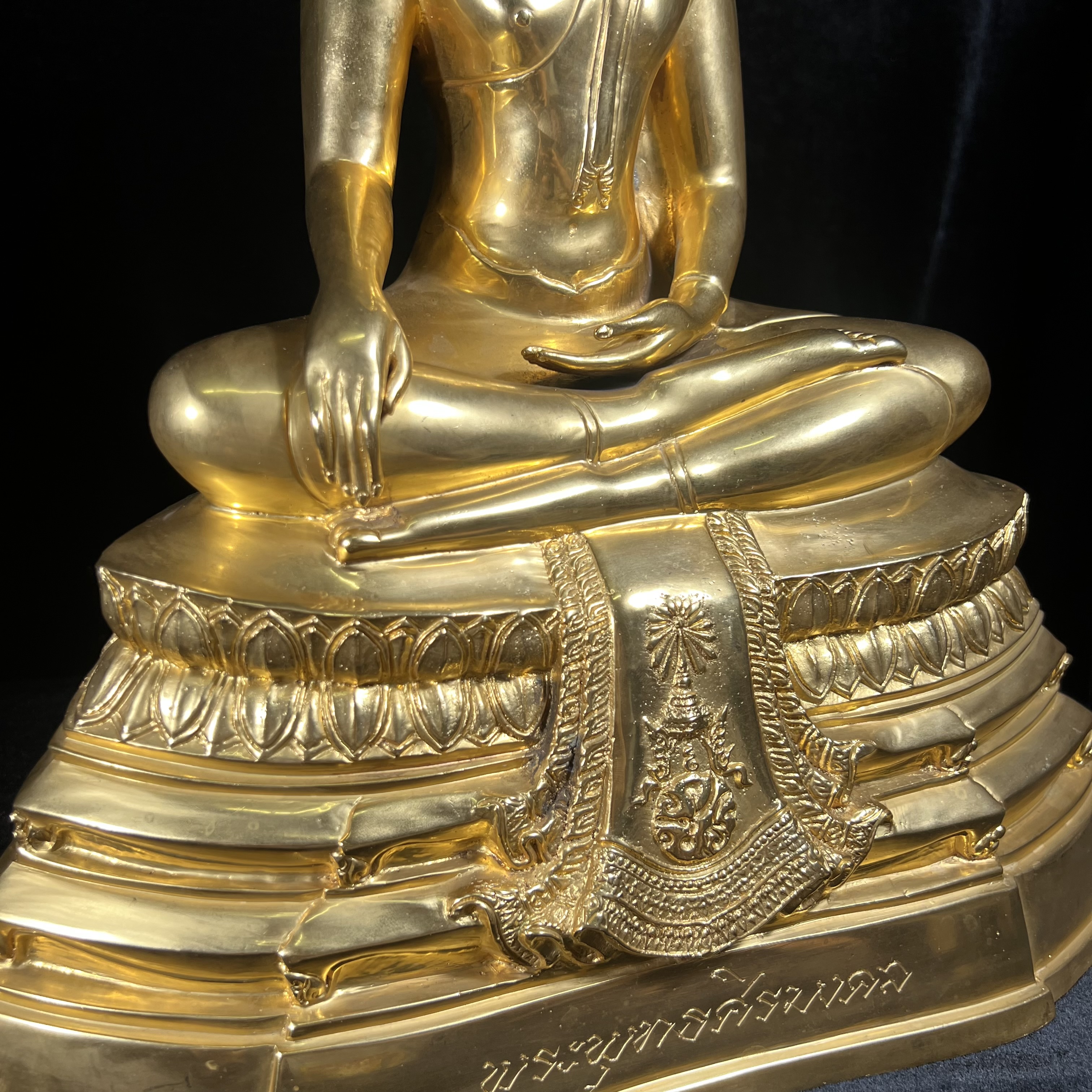 พระบูชาพระพุทธศิรมงคล ภปร. วัตถุมงคลคุ้มเกล้า ปี 2524 ของมูลนิธิคุ้มเกล้า โรงพยาบาลภูมิพลจัดสร้าง ขนาดหน้าตัก 9นิ้ว(ในหลวงรัชกาลที่9 ทรงจุดไฟพระฤกษ์และเททอง พิธีใหญ่)ยอดนิยมหายาก