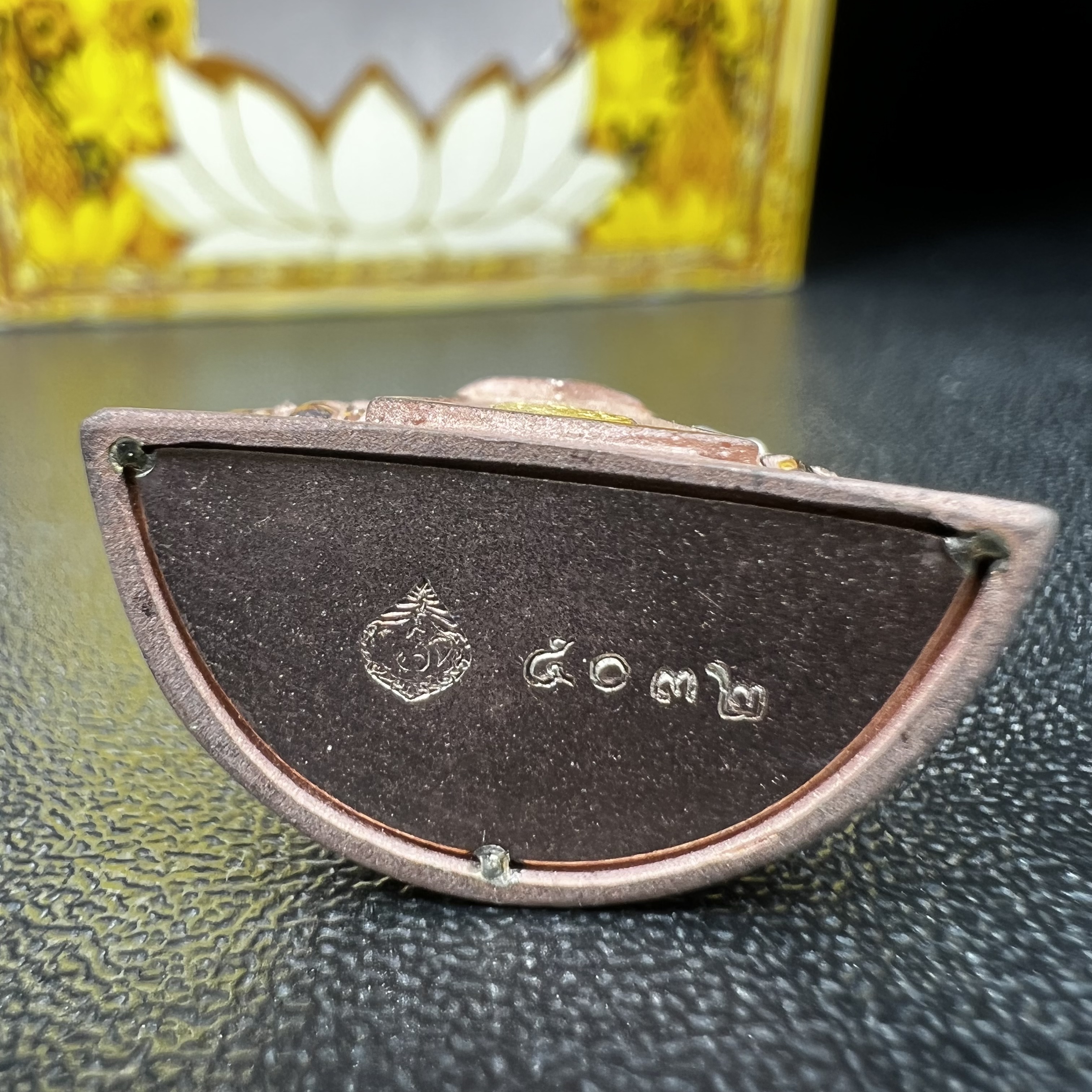 พระแก้วมรกต(จำลอง)ลอยองค์ ขนาดหน้าตัก 1/2 นิ้ว ทรงเครื่องฤดูร้อน เนื้อเงินสามกษัตริย์ ตราสัญลักษณ์ฉลองสิริราชสมบัติ ครบ 60 ปี พ.ศ.2549(สภาพสวย ครบ สมบูรณ์)