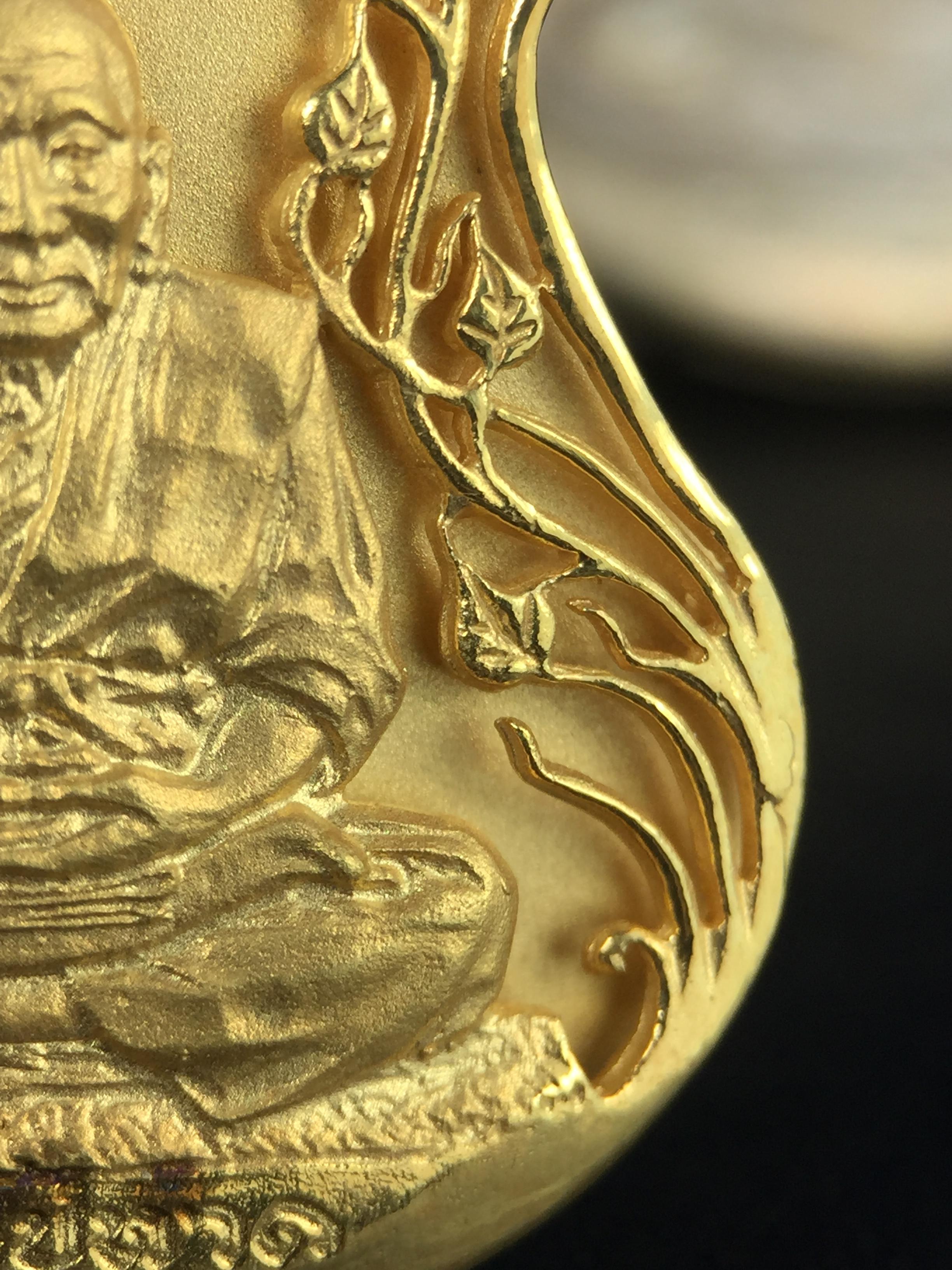 เหรียญหลวงปู่ทวด พระนามาภิไธย สก. แบบงานฉลุโบราณ(HAND MADE) ปี 2544 ชุดทองคำ(เนื้อทองคำ(15.16 กรัม)+เนื้อเงิน+เนื้อบรอนซ์)พิธีปลุกเสก ณ อุโบสถวัดช้างให้ และ พิธีมังคลาภิเษก ณ พระอุโบสถ วัดพระศรีรัตนศาสดาราม(วัดพระแก้ว) (1 ใน 500 ชุด)พบเจอน้อยหายากมาก