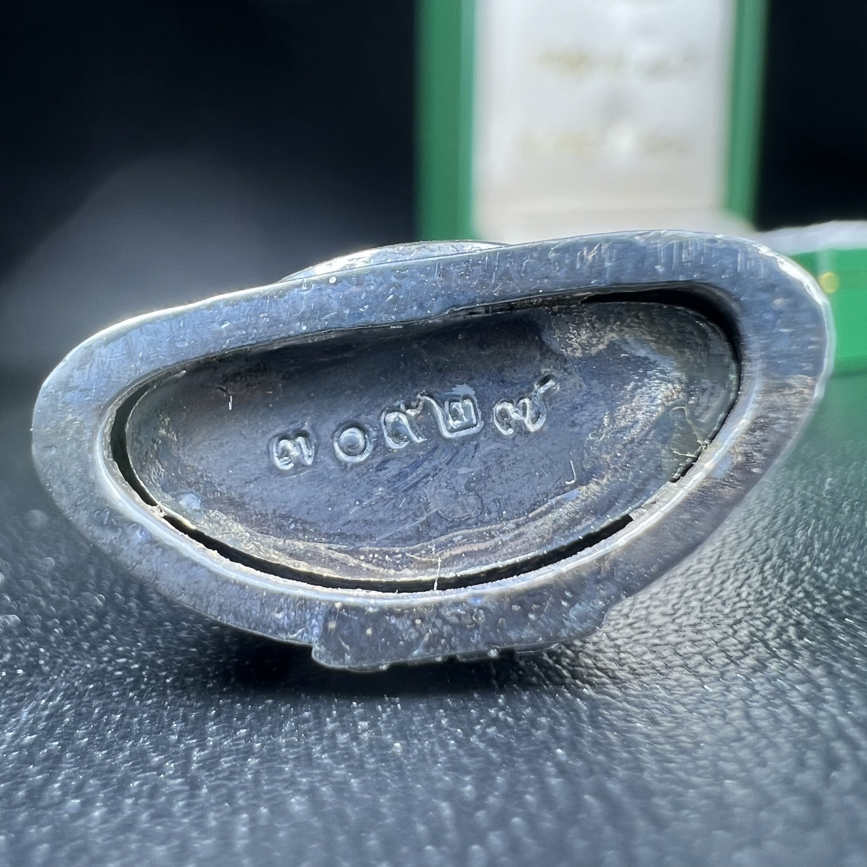 พระพุทธโสธร รุ่น กศก. 120 ปี เนื่องในโอกาสครบ 120 ปี กรมศุลกากร กระทรวงการคลัง จัดสร้าง ปี 2537 เนื้อเงินบริสุทธิ์ 99.9% ผิวขัดเงาลงดำ(งานบริษัท แพรนด้า จิวเวลรี่)สวยงดงาม ทรงคุณค่า