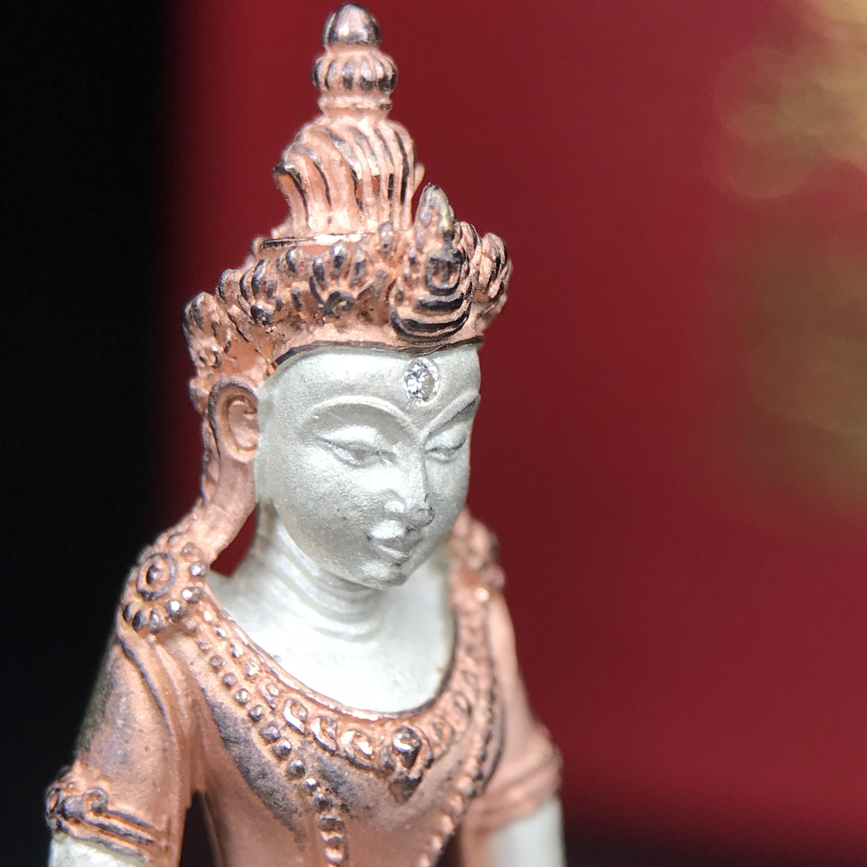 พระกริ่งอวโลกิเตศวร ( เจ้าแม่กวนอิม ) วัดโพธิ์แมนคุณาราม รุ่นอุดมโภคทรัพย์ พ.ศ.2539 เนื้อเงิน 3 กษัตริย์ (องค์พิเศษกรรมการ ฝังเพชรตำแหน่งดวงตาที่สามกลางหน้าผาก 1 เม็ด)(อีกหนึ่งรุ่นยอดนิยม พุทธศิลป์สวยงดงาม)***องค์พิเศษกรรมการฝังเพชร พบเจอน้อยหายากมาก***