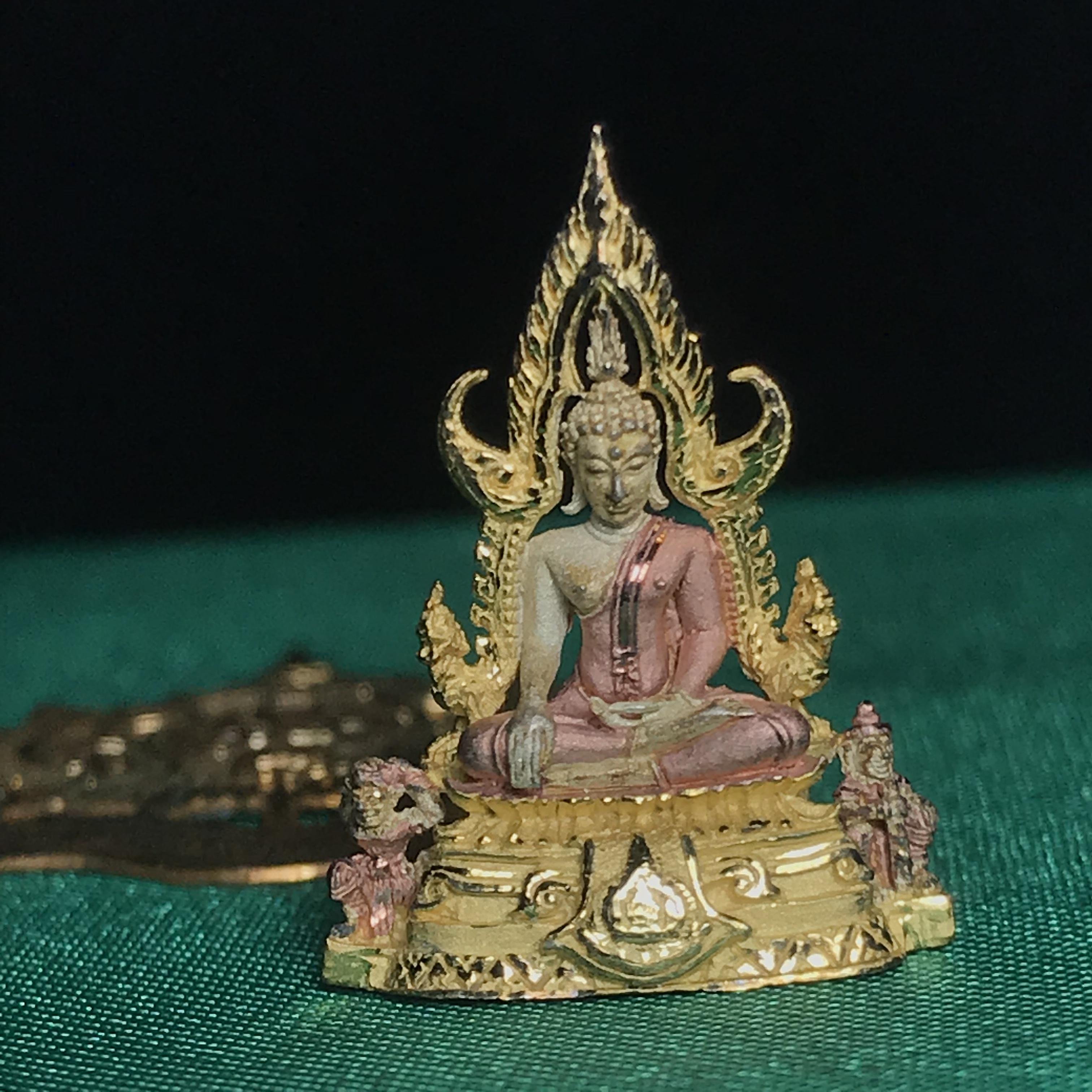 พระพุทธชินราช ภปร. ในวโรกาสพระราชพิธีมหามงคล เฉลิมพระชนมายุ6รอบ 5ธันวาคม2542) เนื้อเงินสามกษัตริย์ พิมพ์ขนาดกลาง พร้อมกล่องบรรจุ