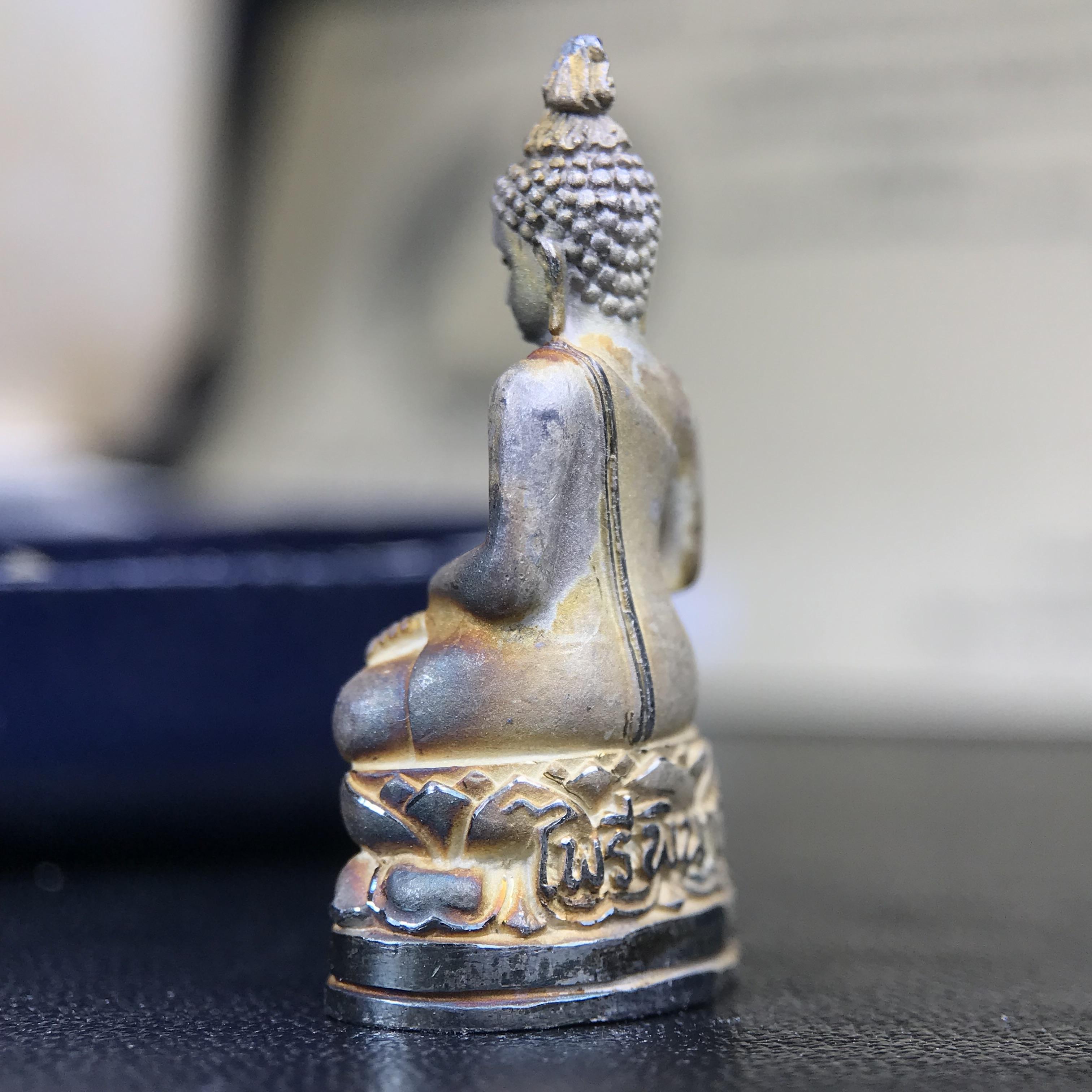 พระกริ่งไพรีพินาศ ญสส.มูลนิธิพิทักษ์ดวงตาประชาชน ฉลองศิริราชสมบัติครองราชย์ 50 ปี รัชกาลที่ 9 เนื้อเงินบริสุทธิ์ 99.9% (เนื้อเงินผิวเดิมติดรุ้งๆสวยเดิม)ขนาดสูง 2.8 ซม. พร้อมกล่องบรรจุเดิมและการ์ดใบรับรองเดิมครบสมบูรณ์(องค์หมายเลข ๒๓๒๗)