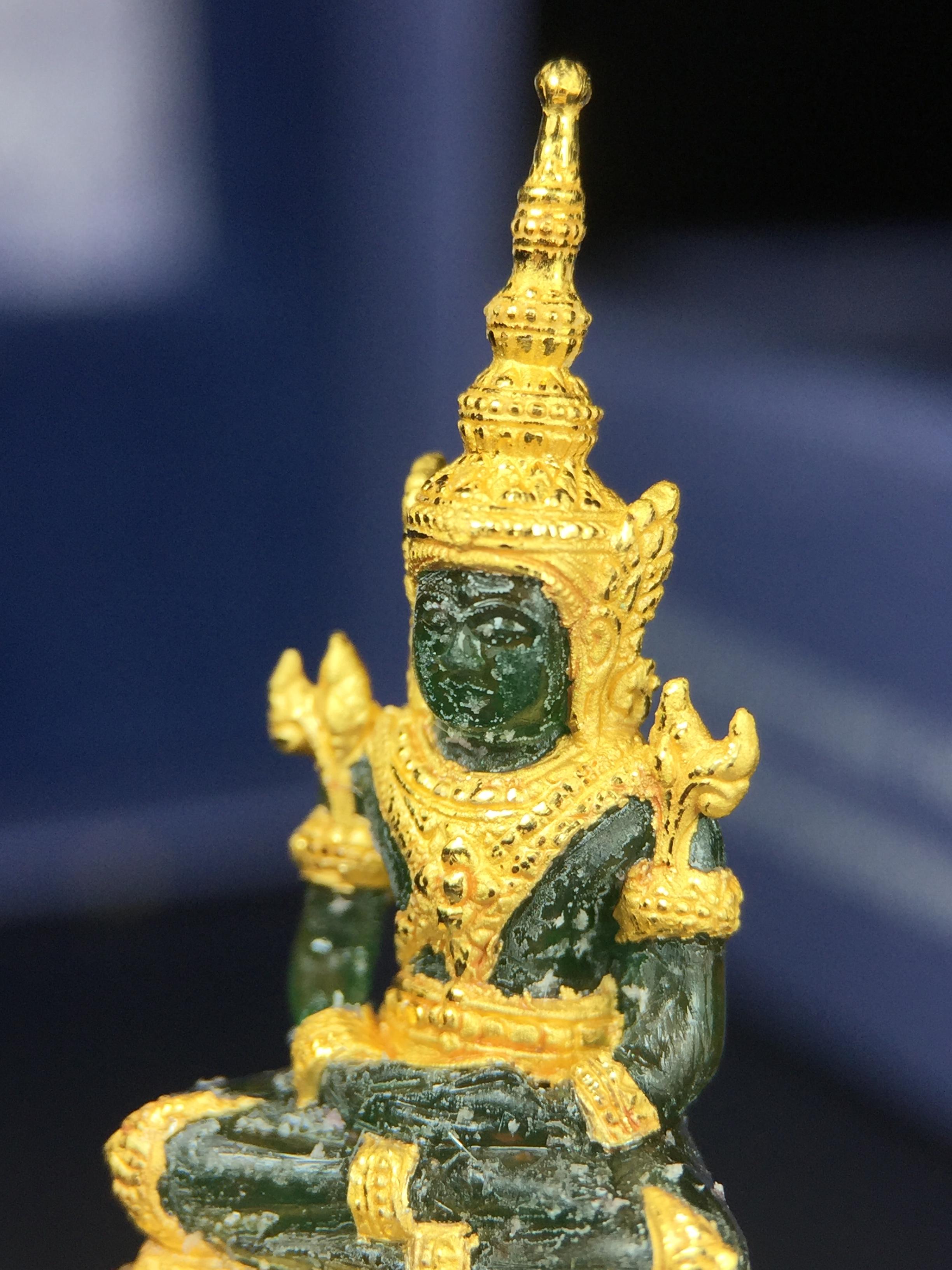 พระแก้วมรกต ภปร. จัดสร้างโดย รพ.ภูมิพลฯ ปี2547 ลอยองค์ขนาดหน้าตัก 1/2 นิ้ว เนื้อเรซิ่นหุ้มทองคำ99.99 งดงามทรงคุณค่าอีกหนึ่งรุ่นยอดนิยม หายาก