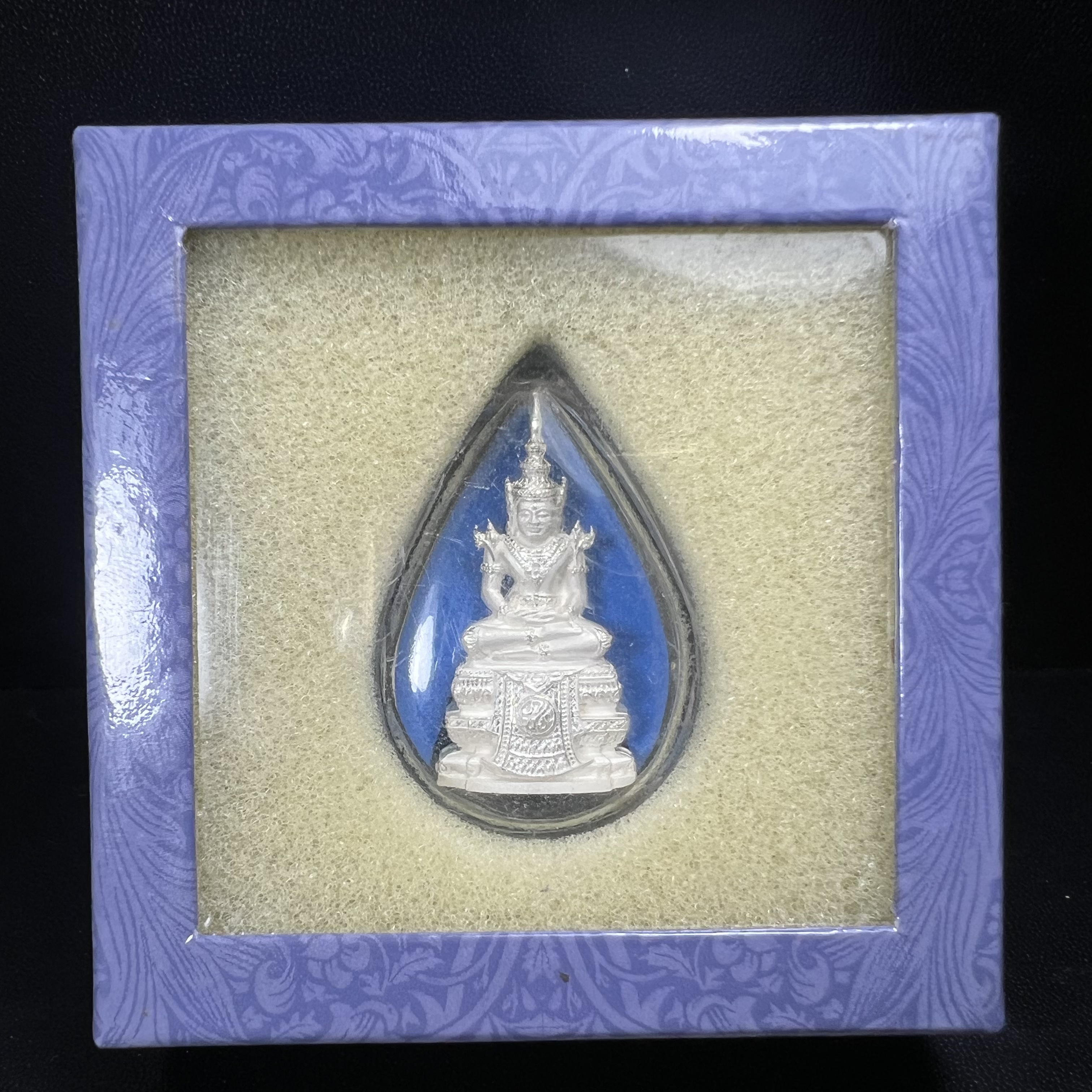 พระแก้วมรกต ภปร. ปี2547 จัดสร้างโดย รพ.ภูมิพลฯ เนื้อเงิน ลอยองค์ หน้าตัก 1/2 นิ้ว งดงามทรงคุณค่าอีกหนึ่งรุ่นยอดนิยม หายาก(1ใน3000องค์)