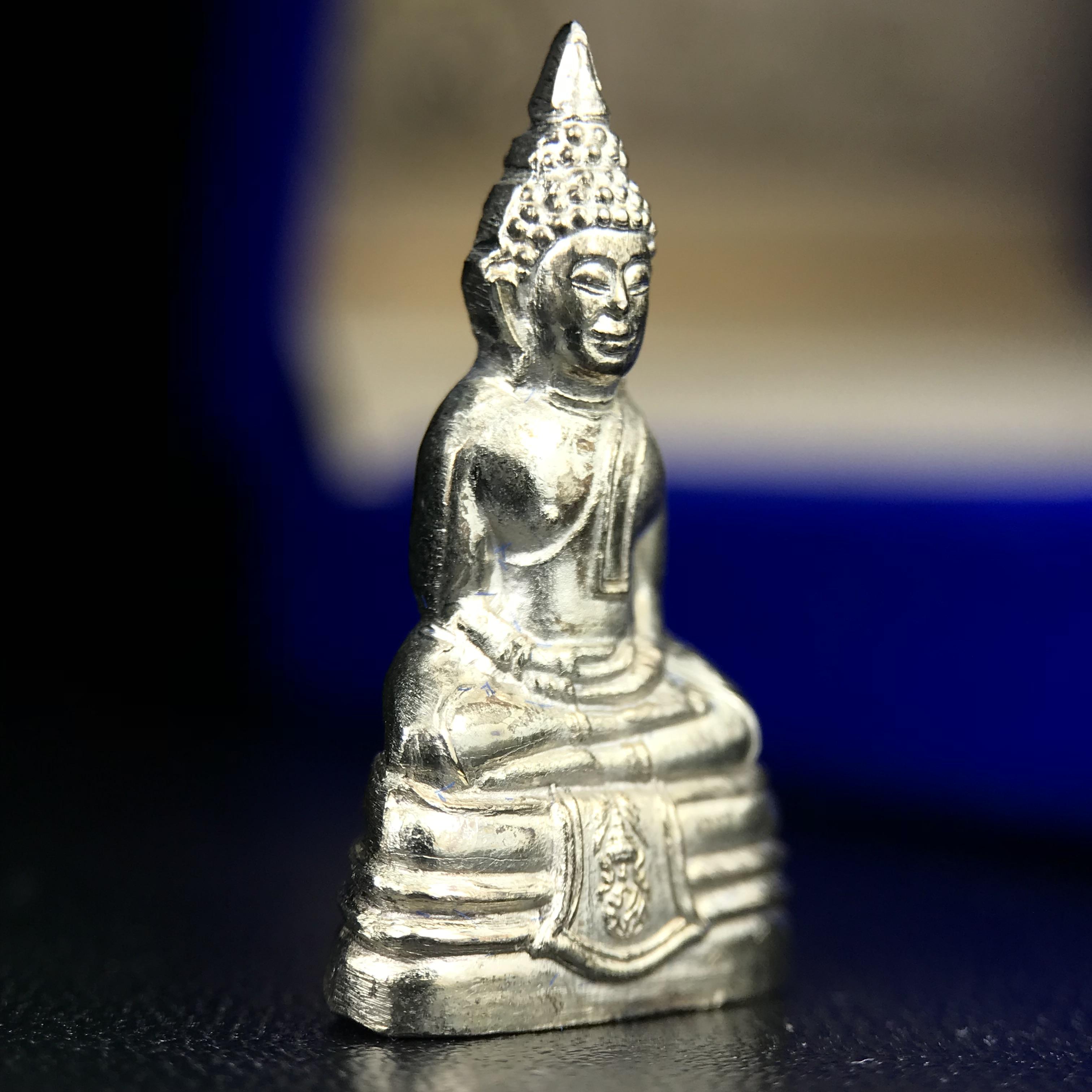 พระกริ่งหลวงพ่อโสธร ภปร. รุ่นกาญจนาภิเษก จัดสร้างในมงคลวโรกาสที่พระบาทสมเด็จพระเจ้าอยู่หัวรัชกาลที่9 เสด็จเถลิงถวัลย์สิริราชสมบัติ ครบ 50 ปี ในพุทธศักราช 2539 เนื้อเงิน(ผิวเดิมสวย)(พิธีใหญ่เข้มขลัง)1 ใน 9950 องค์