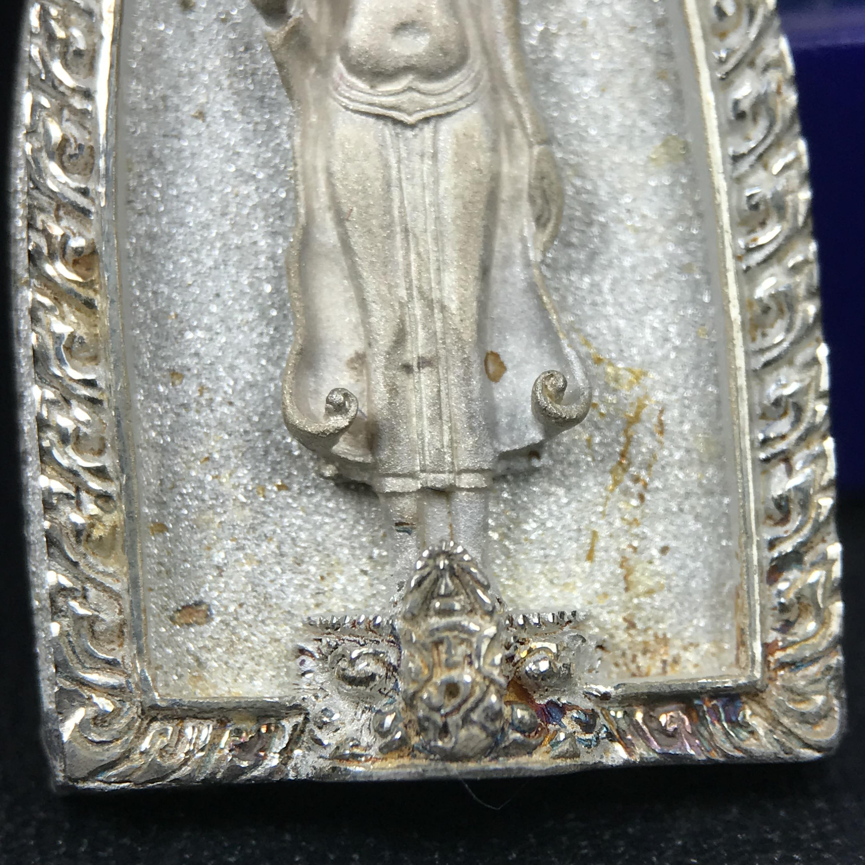 พระพุทธกาญจนพรสยามภูมิ ภปร. ปี 2539 เนื้อเงินพื้นทรายประกาย(ผิวเดิมสวย) พิมพ์ทรงใบขนุน ขนาด3.2ซม. พระพุทธรูปประจำพระชนมวาร รัชกาลที่9 ทรงโปรดเกล้าให้วิทยาลัยป้องกันราชอาณาจักร(วปอ.)สร้างในวโรกาสทรงครองสิริราชสมบัติครบ50ปี พ.ศ.2539(1ใน5000องค์)