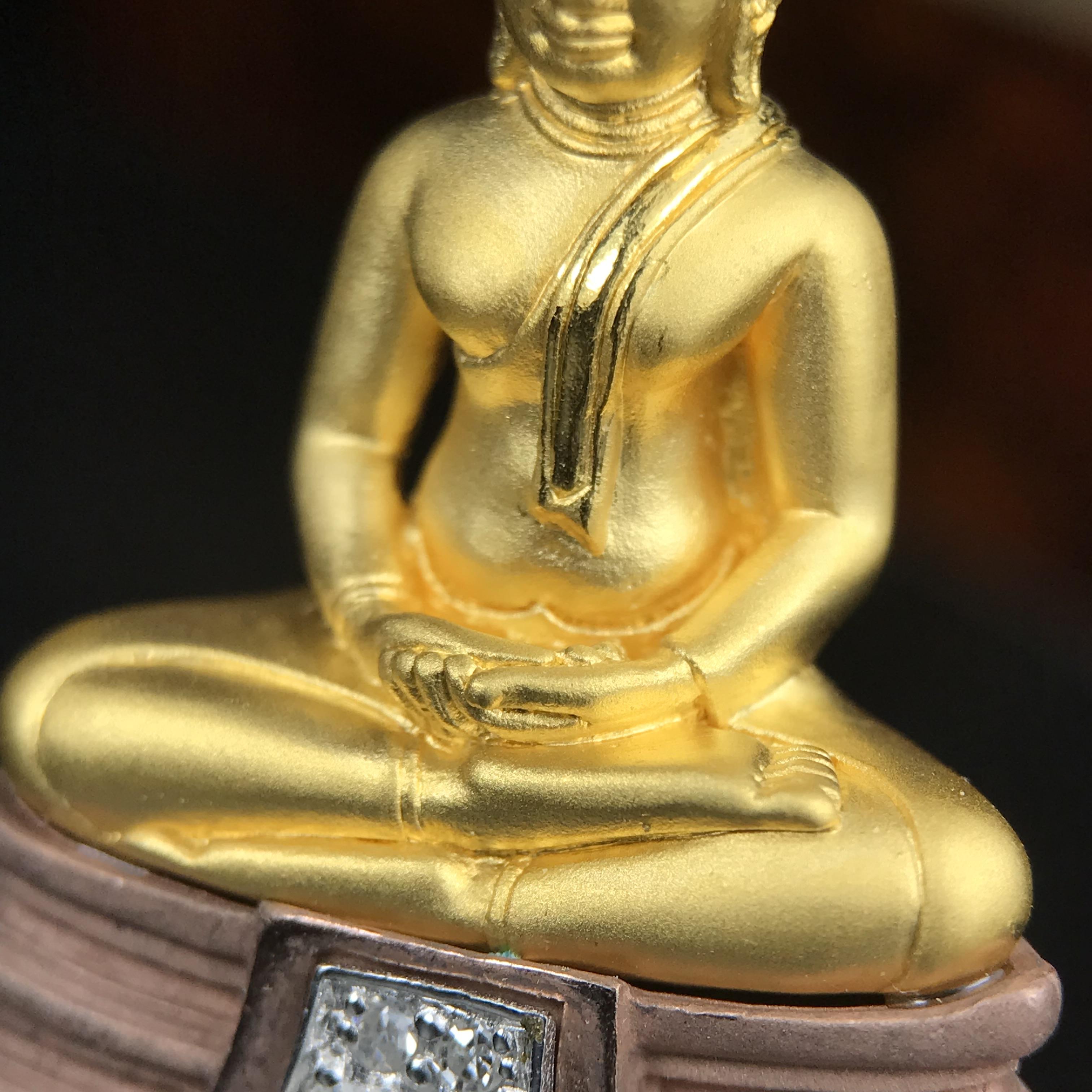 พระพุทธโสธร รุ่นสร้างอุโบสถหลังใหม่ พิธีพุทธาภิเษก ณ อุโบสถวัดโสธรวรารามวรวิหาร 18 พฤศจิกายน พ.ศ.2542 เนื้อสามกษัตริย์ องค์พระทองคำแท้ ฐานนาก ผ้าทิพย์ประดับเพชรแท้ หนักรวม 6.82g ขนาด 2.5x3.5 ซม.(องค์หมายเลข ๒๔๘)(พุธศิลป์สุดงดงาม อีกหนึ่งรุ่นยอดนิยม)หายาก