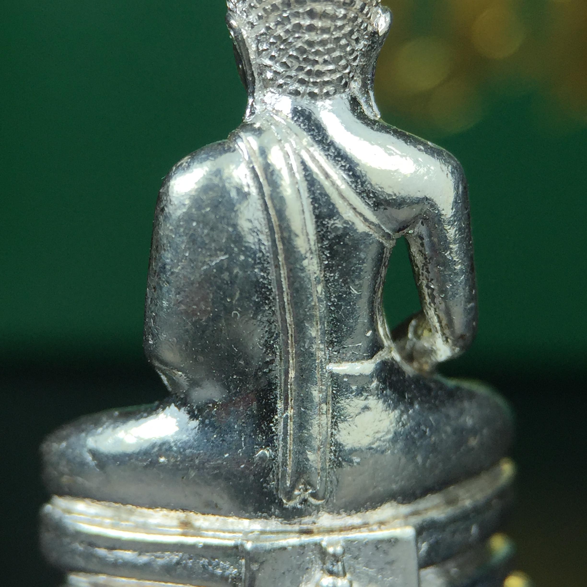 พระพุทธโสธร รุ่น กศก. 120 ปี เนื่องในโอกาสครบ 120 ปี กรมศุลกากร กระทรวงการคลัง จัดสร้าง ปี 2537 เนื้อเงินบริสุทธิ์ 99.9% ผิวขัดเงา(งานบริษัท แพรนด้า จิวเวลรี่)สวยงดงาม ทรงคุณค่า