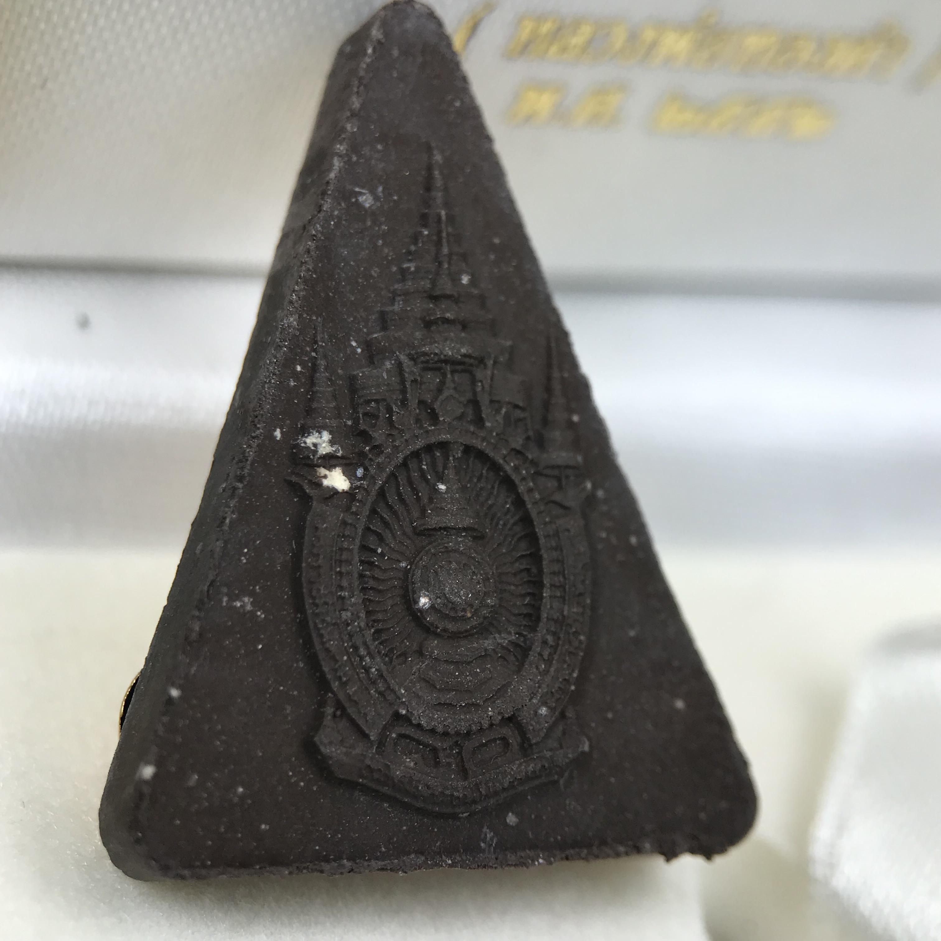 พระพุทธมหาสุวรรณปฏิมากร (หลวงพ่อทองคำ) หลังตรามหามงคลเฉลิมพระชนมพรรษา 80 พรรษา รัชกาลที่9 วัดไตรมิตรวิทยาราม กรุงเทพฯ ปี 2550 พระพิมพ์หน้าทองคำ(หายาก 1 ใน 999 องค์)