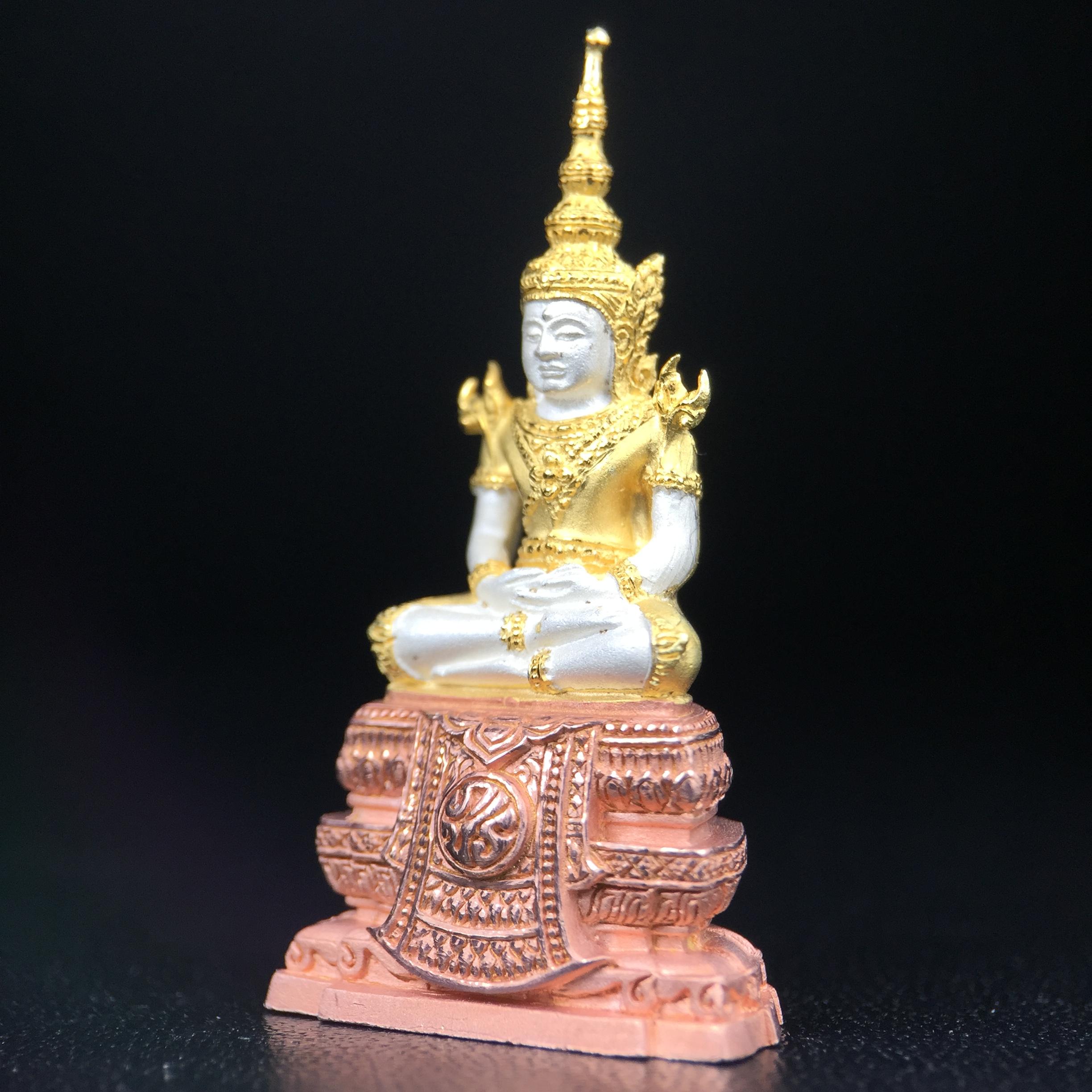 พระแก้วมรกต ภปร. ปี2547 จัดสร้างโดย รพ.ภูมิพลฯ เนื้อเงิน (3 กษัตริย์)ลอยองค์ หน้าตัก 1/2 นิ้ว งดงามทรงคุณค่าอีกหนึ่งรุ่นยอดนิยม หายาก