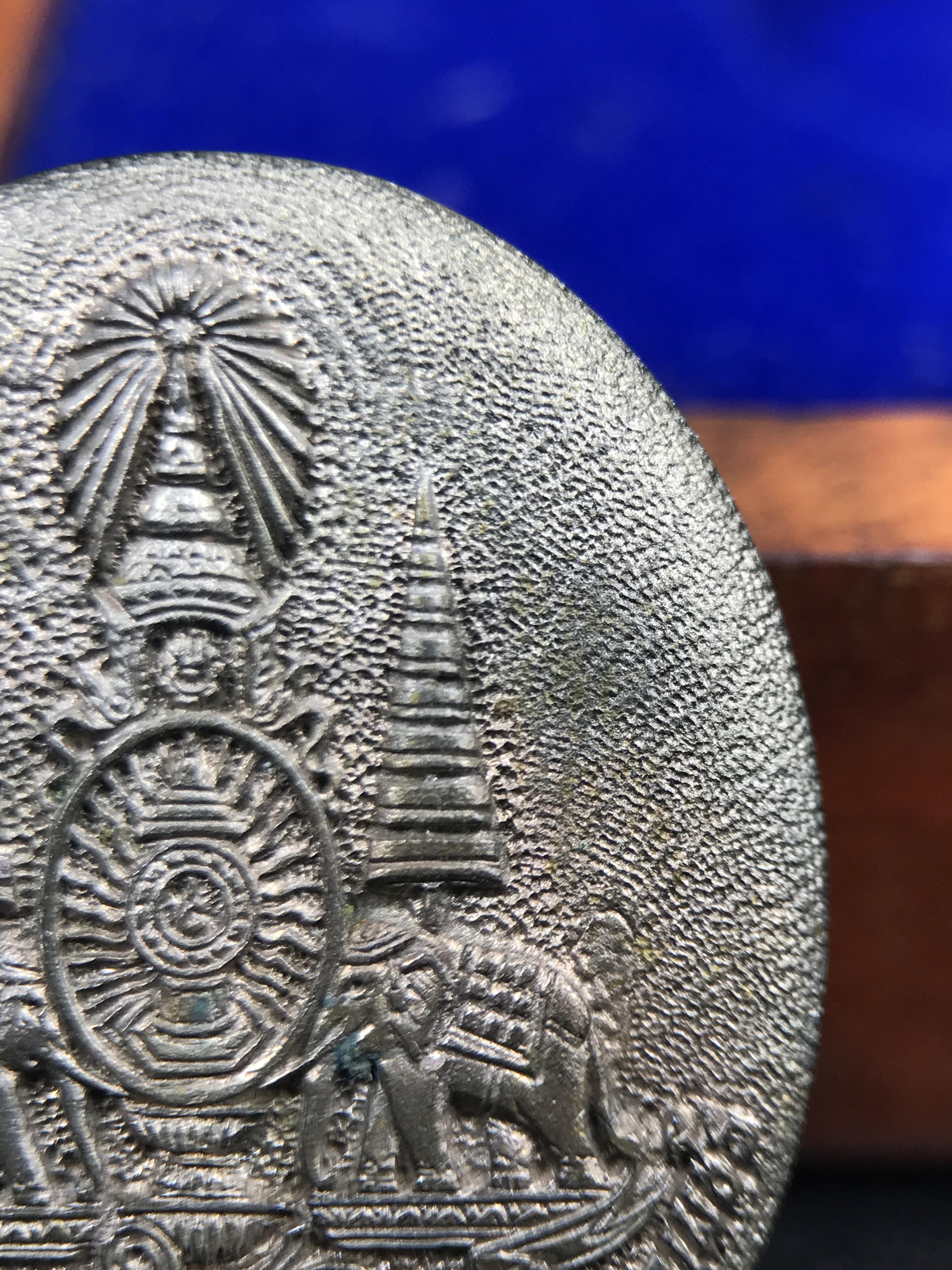 เหรียญรูปเหมือนพระญาณวิทยาคมเถร (หลวงพ่อคูณ ปริสุทโธ)ชุดกาญจนาภิเษกครองราชย์ครบ 50 ปี วัดบวรนิเวศวิหาร ปี 2538 เหรียญหล่อเนื้อนวโลหะ(พิเศษกรรมการมีรอยจาร ตอกโค๊ดหมายเลข ๓๒๗)(หายากพบเจอน้อยมาก)(พร้อมกล่องบรรจุเดิมลายไม้สีน้ำตาลมีตรากาญจนา) พิธีใหญ่