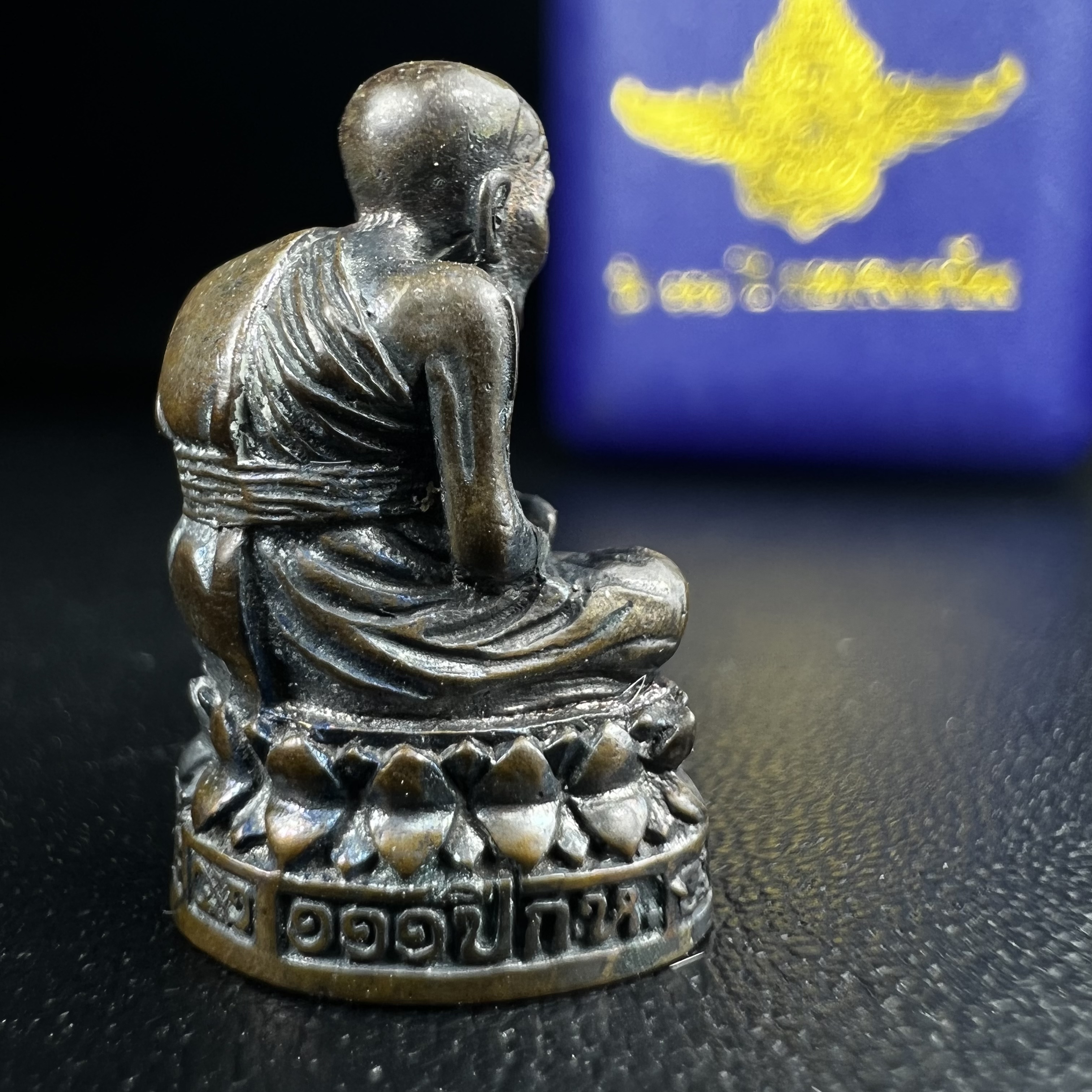 รูปเหมือนหล่อลอยองค์หลวงปู่ทวด รุ่น 111ปี กระทรวงกลาโหม เนื้อนวโลหะรมดำ-ปัดเงา ปี2540 พิธีใหญ่ สภาพสวย เข้มขลัง นิยม พร้อมกล่องบรรจุเดิม