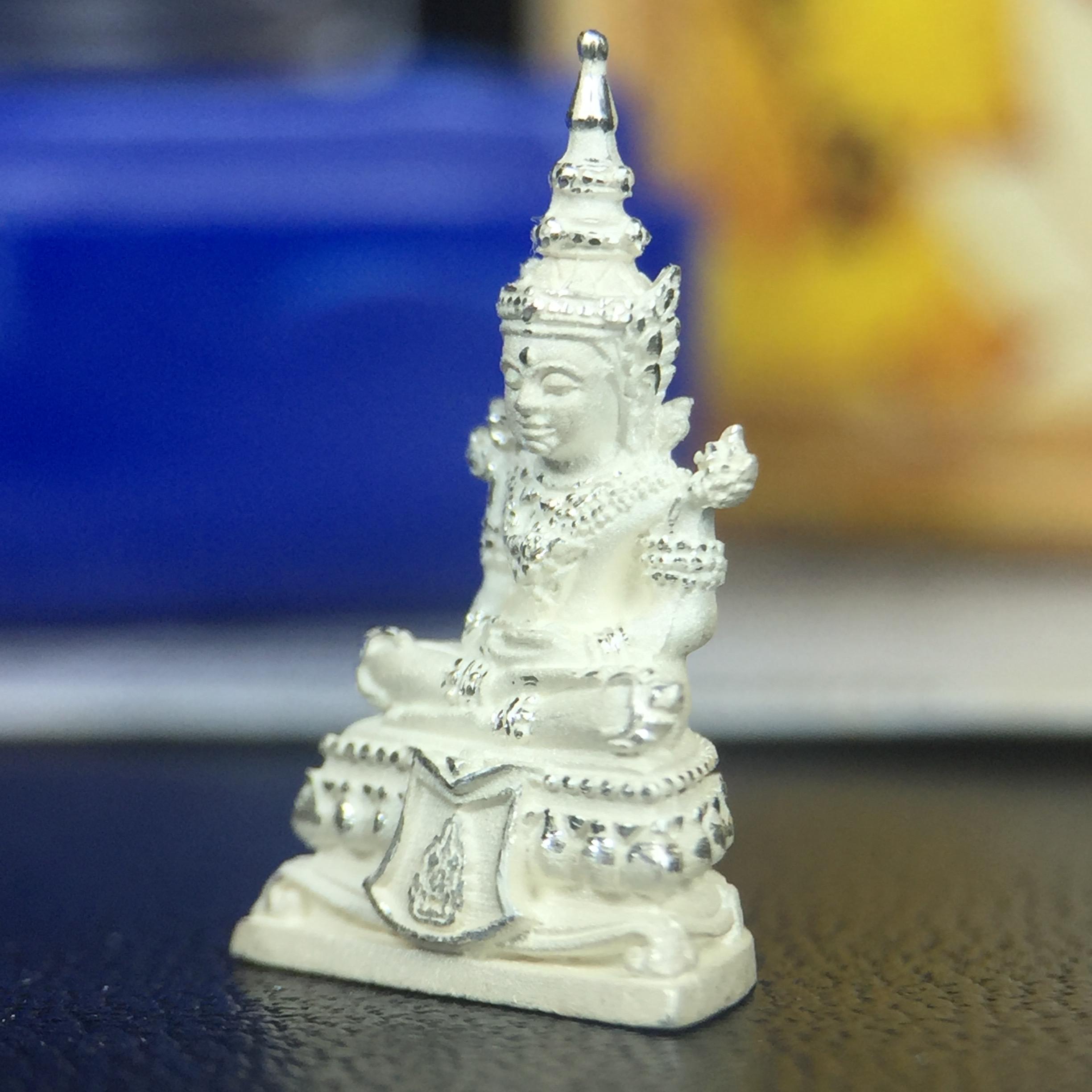 พระแก้วมรกต(จำลอง)ลอยองค์ ขนาดหน้าตัก 1/4 นิ้ว ทรงเครื่องฤดูร้อน เนื้อเงิน ตราสัญลักษณ์ฉลองสิริราชสมบัติครบ 60 ปี พ.ศ.2549(สภาพสวย ครบ สมบูรณ์)