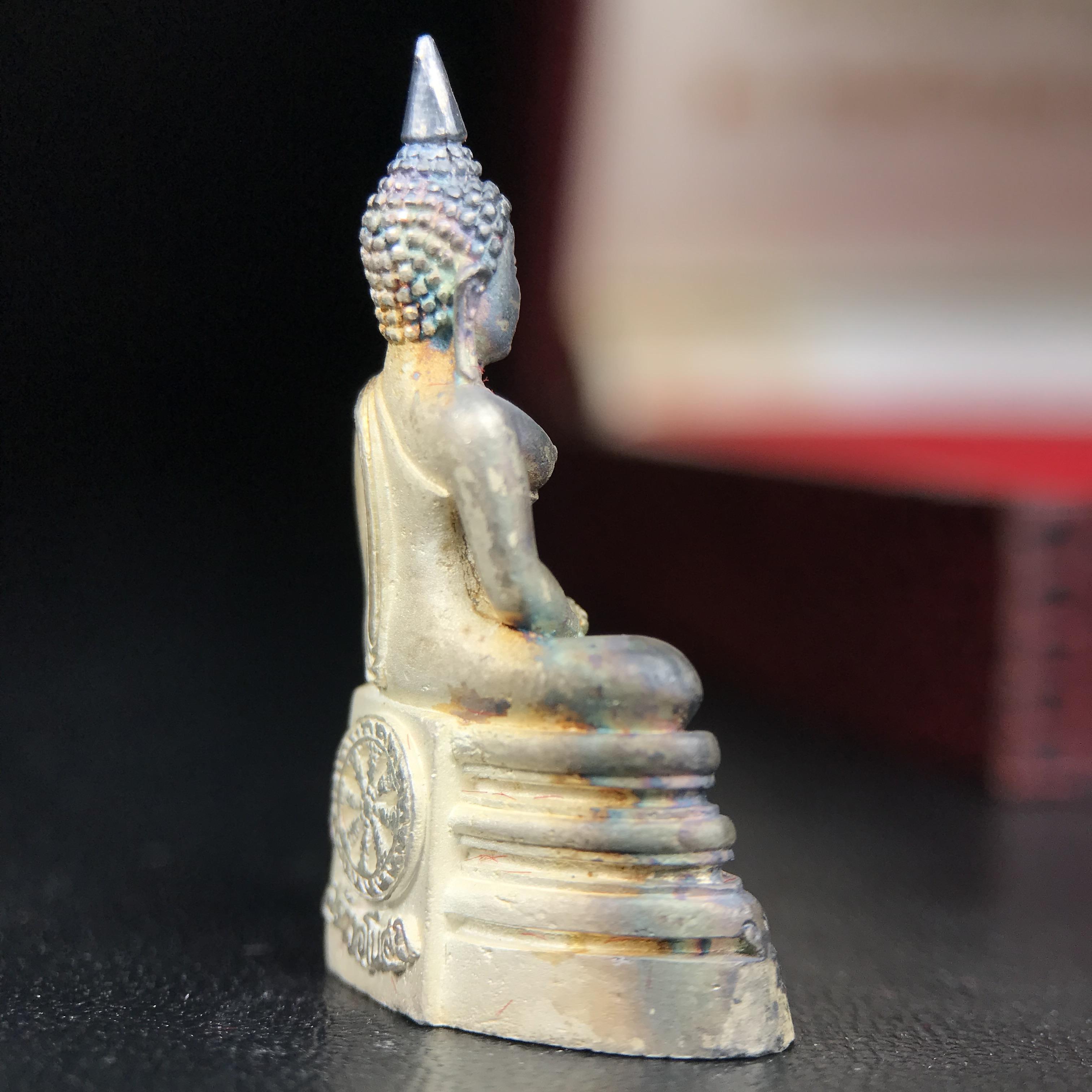 พระพุทธโสธร(หลวงพ่อโสธร) รุ่นสร้างอุโบสถ ปี2539 เนื้อเงินทรายนวลขัดเงาบางส่วน ลอยองค์พิมพ์ใหญ่ สภาพสวยกล่องบรรจุเดิมครบสมบูรณ์(งานแพรนด้า จิวเวลรี่)สวยงดงาม(เนื้อเงินผิวเดิมรุ้งสวยสวย องค์หมายเลขสวย ๒๒๒๒๕)