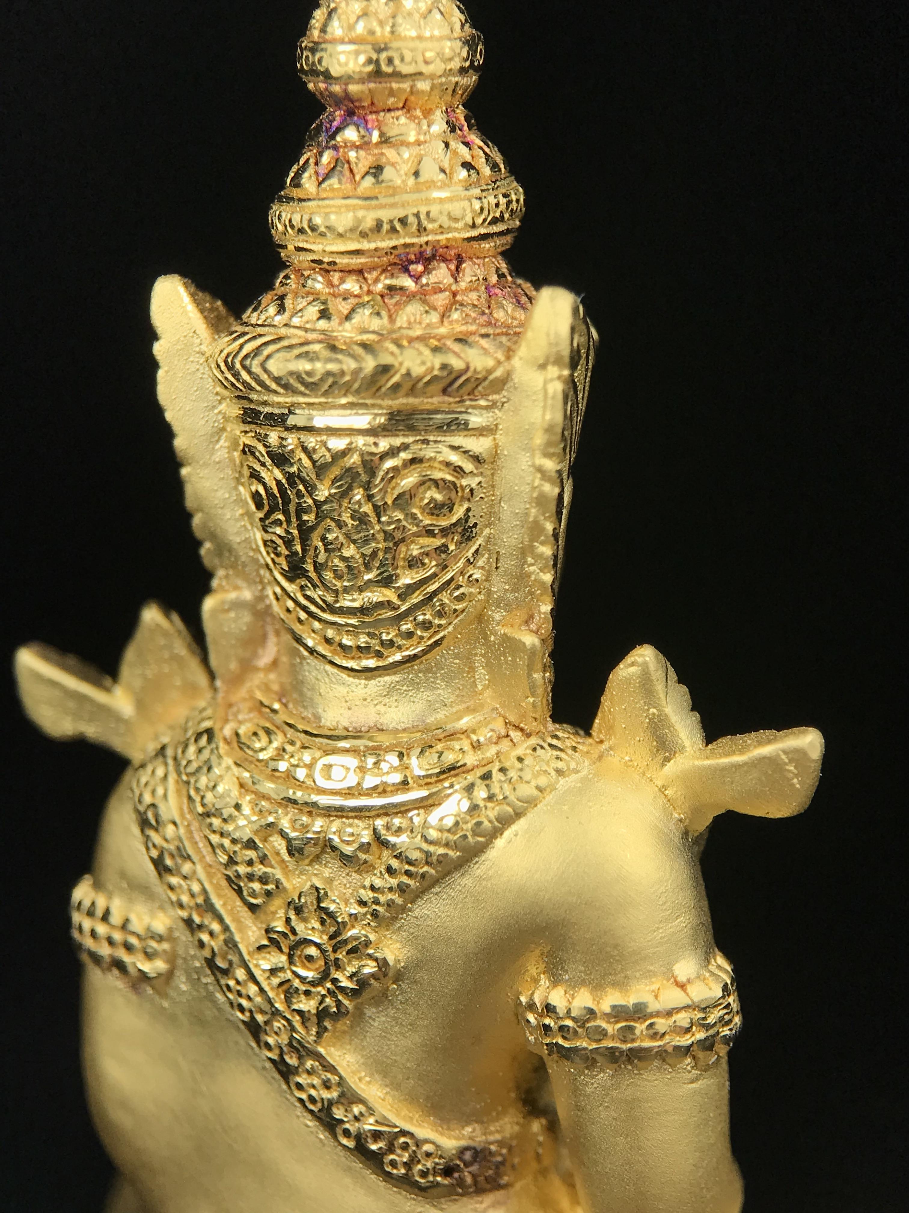 พระแก้วมรกต ภปร.(รุ่นแรก)ปี2545 รุ่นฉลองกรุงรัตนโกสินทร์ครบ 220 ปี หล่อลอยองค์ เนื้อทองคำบริสุทธิ์99.99% ขนาดบูชา 50*90 มม.(องค์หมายเลข ๗๘๙)(เลขมังกร 789 พลังแห่งความ มั่งคั่ง ร่ำรวย อำนาจ บารมี)สุดยอดมงคลแผ่นดินที่ควรเก็บรักษา บูชาเป็นมงคลชีวิต(หายากมาก)