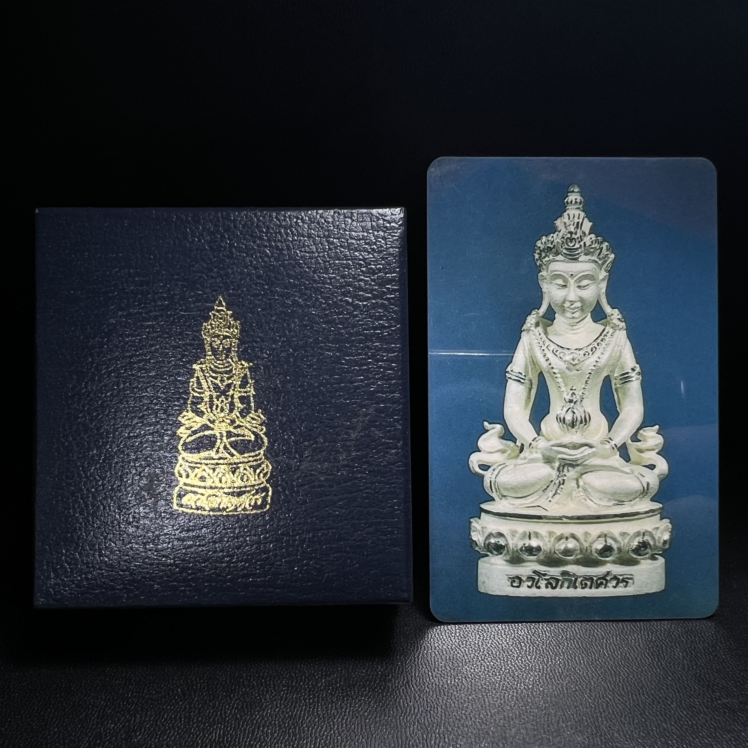 พระกริ่งอวโลกิเตศวร ( เจ้าแม่กวนอิม ) วัดโพธิ์แมนคุณาราม รุ่นอุดมโภคทรัพย์ พ.ศ.2539 เนื้อเงินพ่นทราย(ผิวเดิม ขึ้นสีรุ้งธรรมชาติ แบบนิยม เสน่ห์ของพระเนื้อเงิน) (พร้อมกล่องบรรจุการ์ดใบรับรองเดิมครบ)(อีกหนึ่งรุ่นยอดนิยม พุทธศิลป์สวยงดงาม)หายาก 1 ใน 5000 องค์